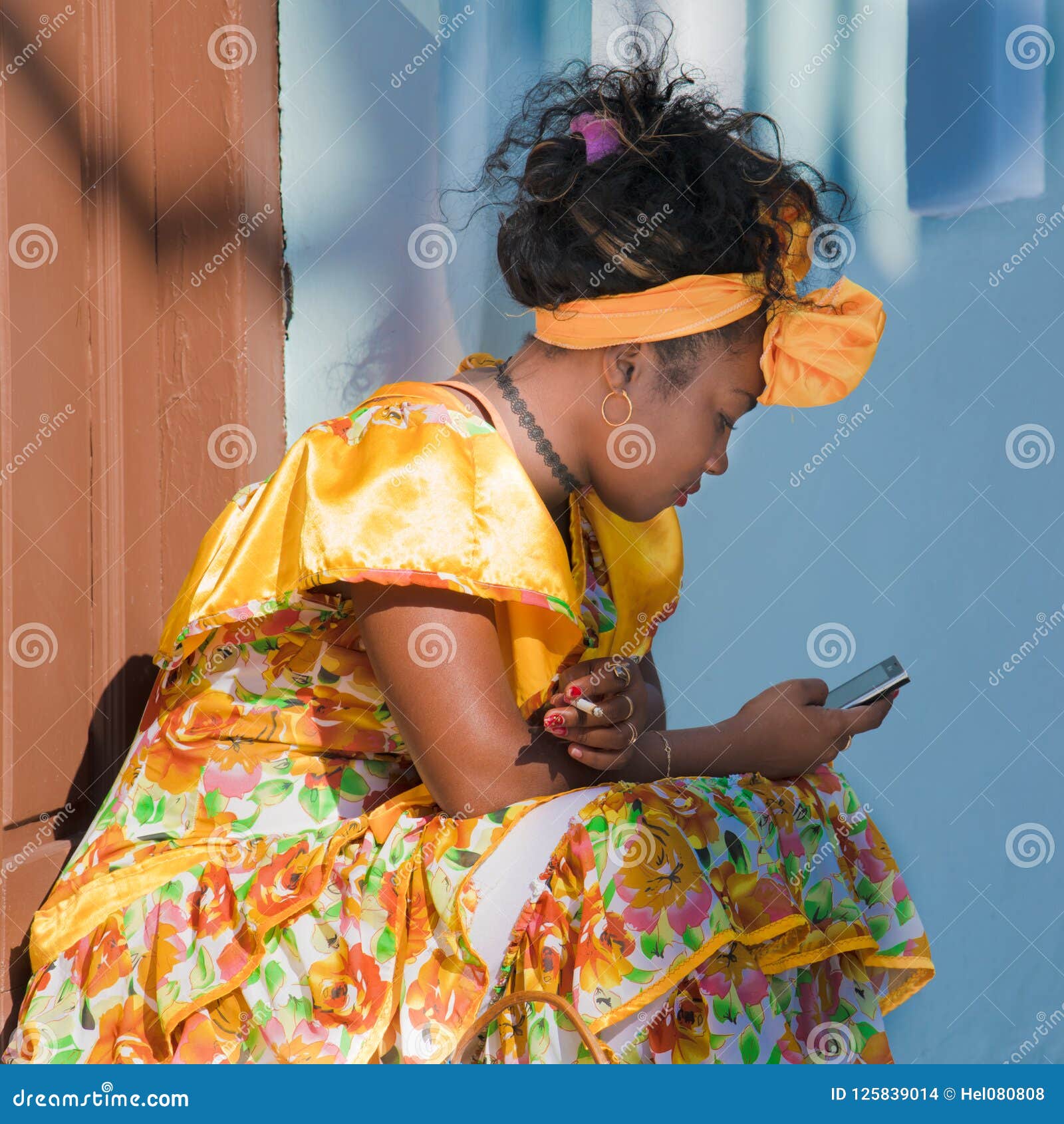 Mujer Cubana En El Traje Típico, La Habana, Habana Cuba Imagen de archivo editorial - Imagen de cesta, cubano: 125839014
