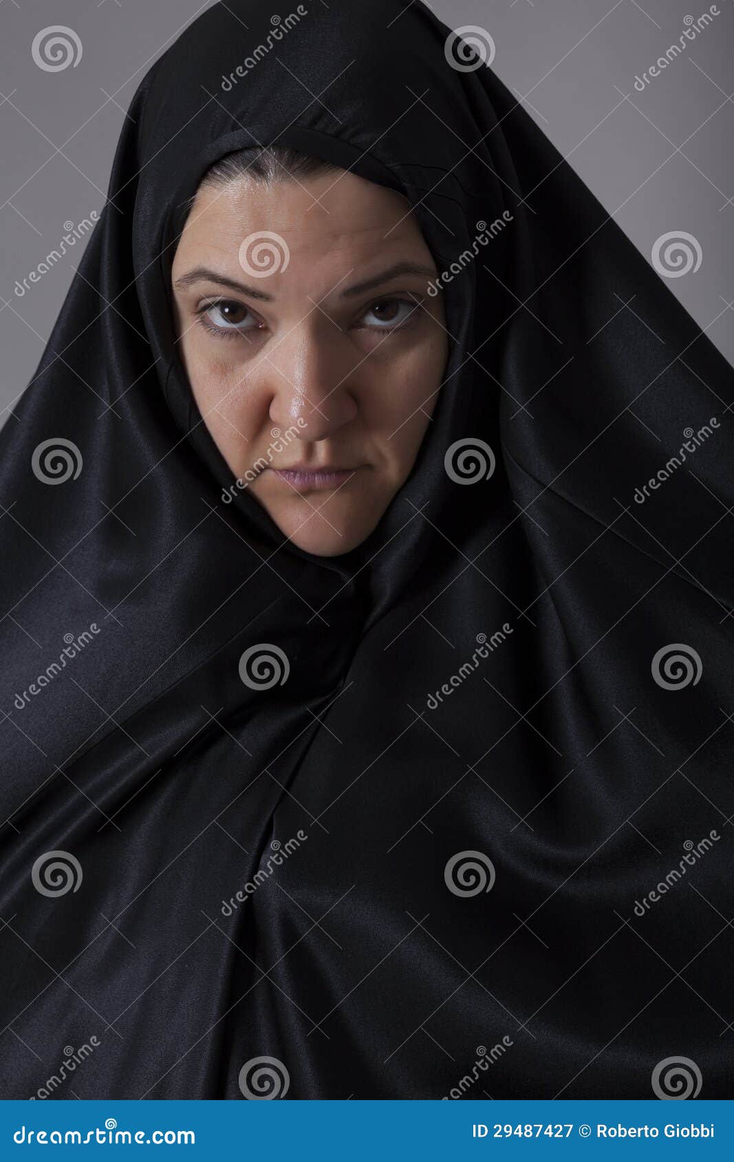 Mujer Cubierta Con Velo Negro Imagen de archivo - Imagen de brillante,  islam: 29487427