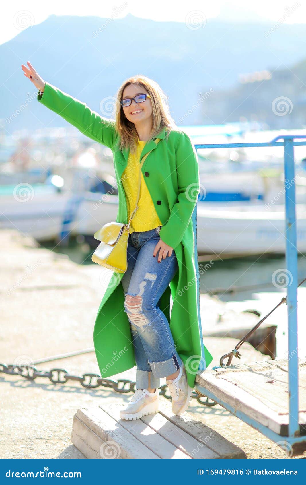 espacio Ortografía paralelo Mujer De 45 a 47 Años Con Un Largo Abrigo Verde En Un Brillante Día Soleado  Cerca Del Mar En El Muelle Con Yates Foto de archivo - Imagen de mirando,  cubo: 169479816