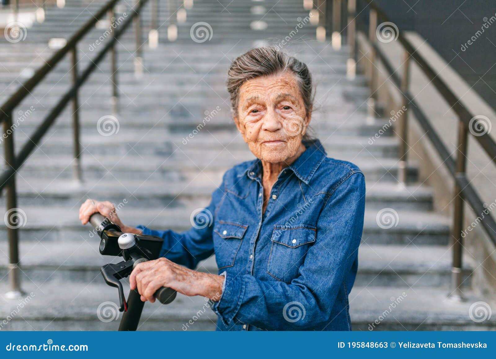 Mujer De 90 Años De Edad Con Arrugas Grises De Pelo Progresivo Y Activo Usa  Moto Moderna De Transporte Eléctrico. Señora Imagen de archivo - Imagen de  compartir, anciano: 195848663