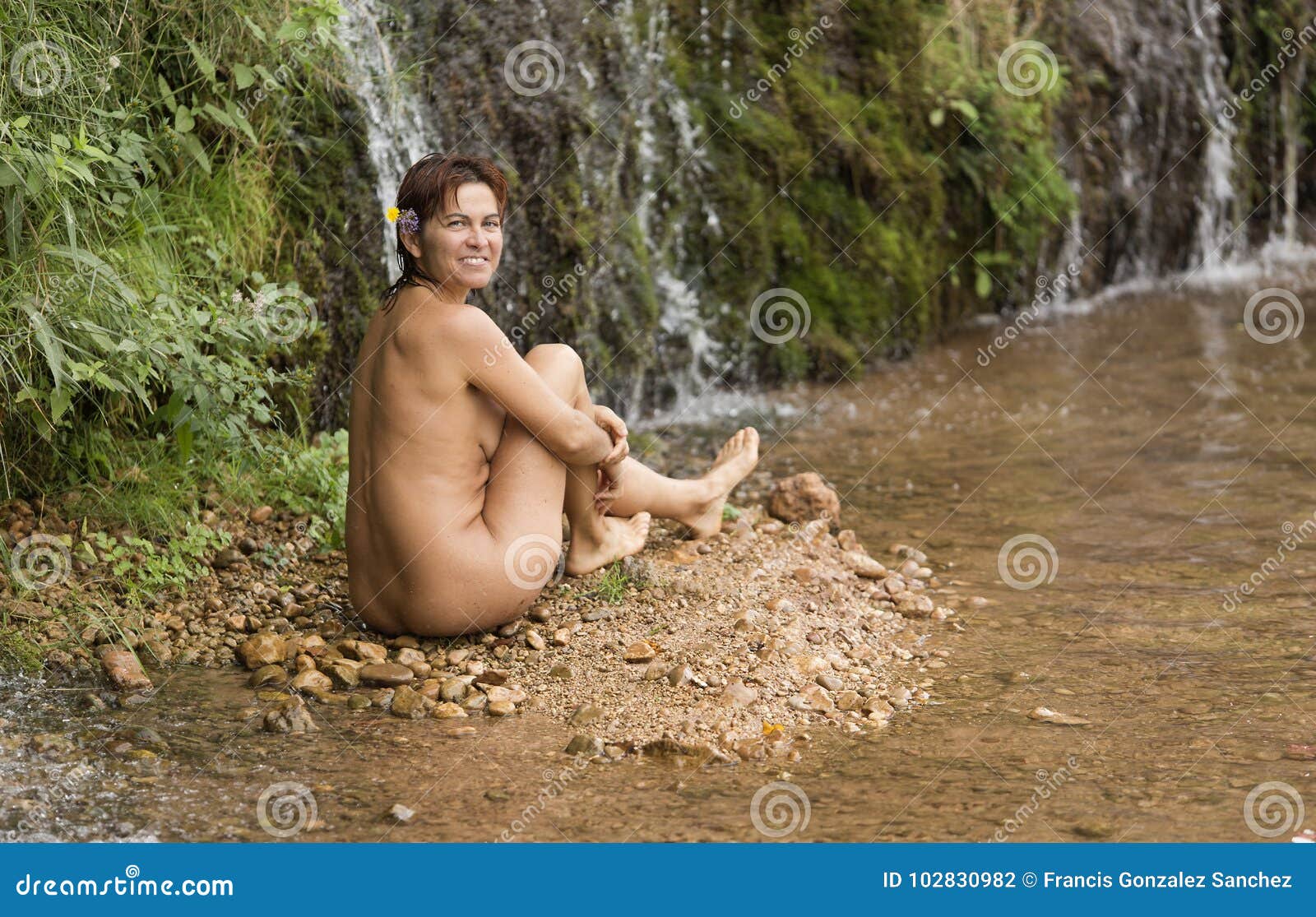 Mujer 40 Años Que Se Sientan Sin En El Mundo Del Foto de archivo - Imagen de gente, trasero: