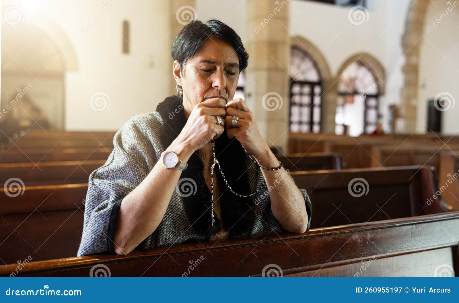 Mujer De Alto Rango De Fe Y En La Iglesia Con Rosario Para El Culto De  Oración a Dios Y Religión. Espirituales Religiosos Y Ancian Imagen de  archivo - Imagen de viejo