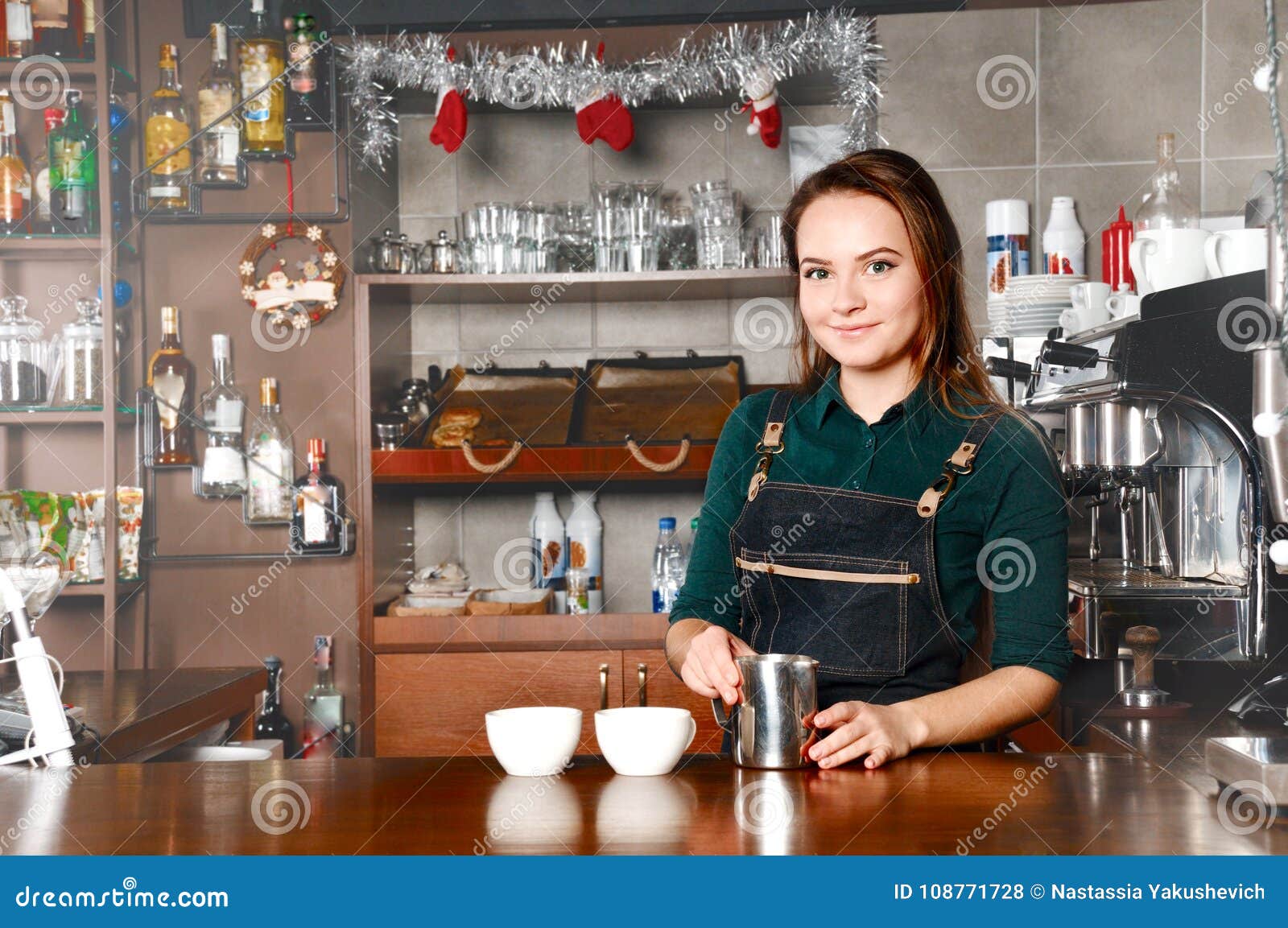 Mujer De Barista En El Lugar De Trabajo En Cafetería Foto de archivo -  Imagen de minorista, bebida: 108771728