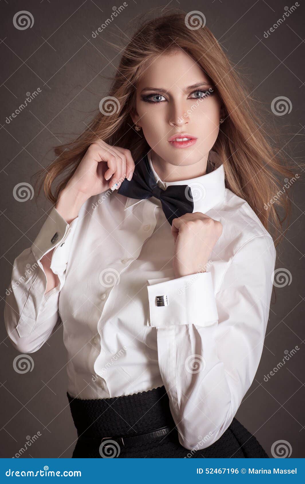 Horizontal ladrón los Mujer De Blondie En La Camisa Blanca Y La Corbata De Lazo Negra Foto de  archivo - Imagen de muchacha, modelo: 52467196