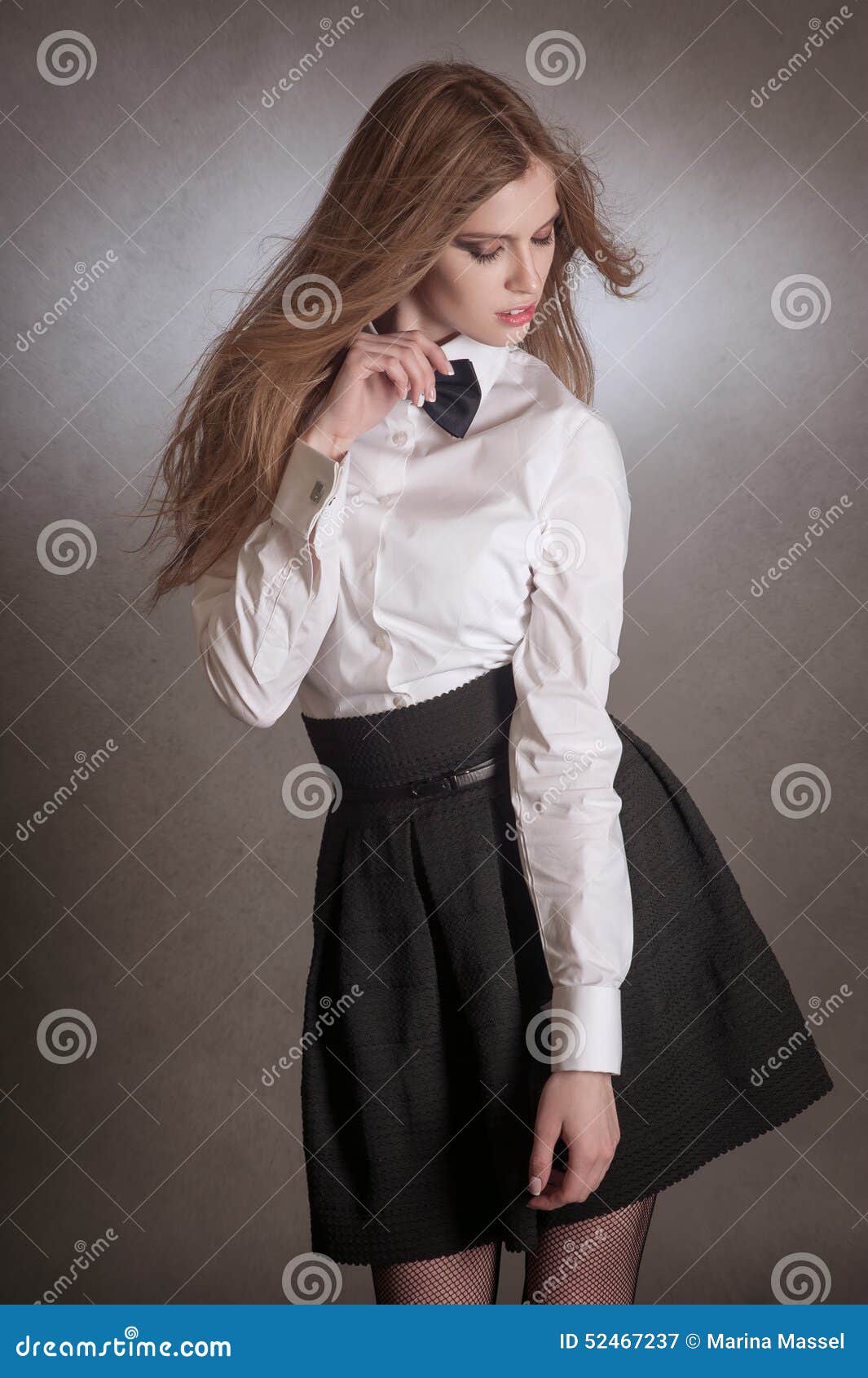 Mujer De Blondie En La Camisa Blanca Y La Corbata De Lazo Negra Imagen archivo - Imagen atractivo, gente: 52467237