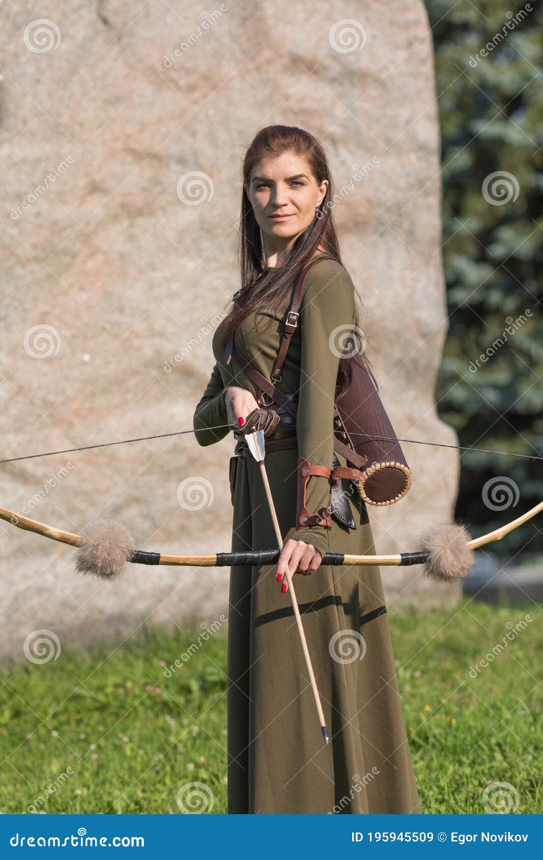 Mujer De Closeup Con Arco Y Flecha Con Disfraz De Flecha De Bosque