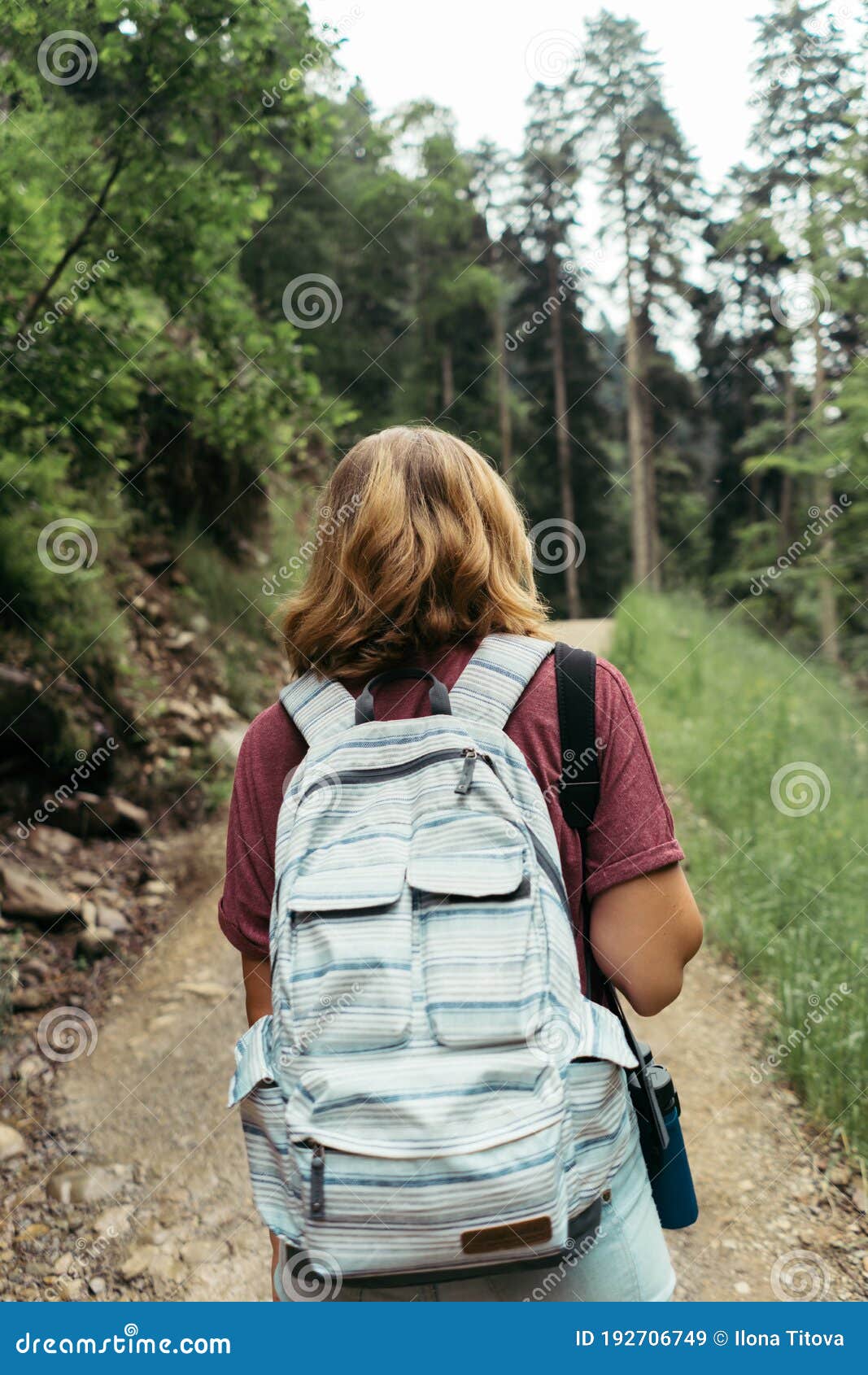 Mujer De Con Vista De Mochila Desde Atrás. Persona En Una Caminata Por Los Alrededores En Verano Imagen de archivo - Imagen de local,