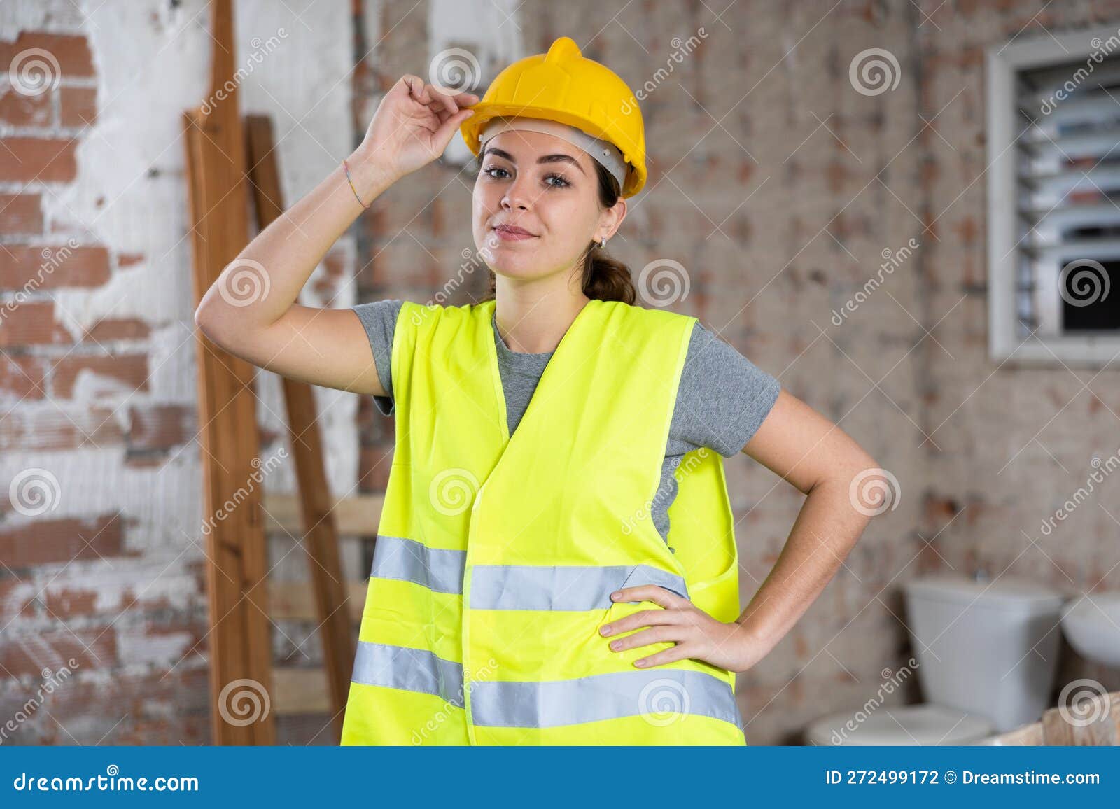 Mujer De Confianza En Construcción Con Chaleco Amarillo Y Sombrero Duro En El Lugar De Construcción Foto de - Imagen de emociones, europeo: 272499172
