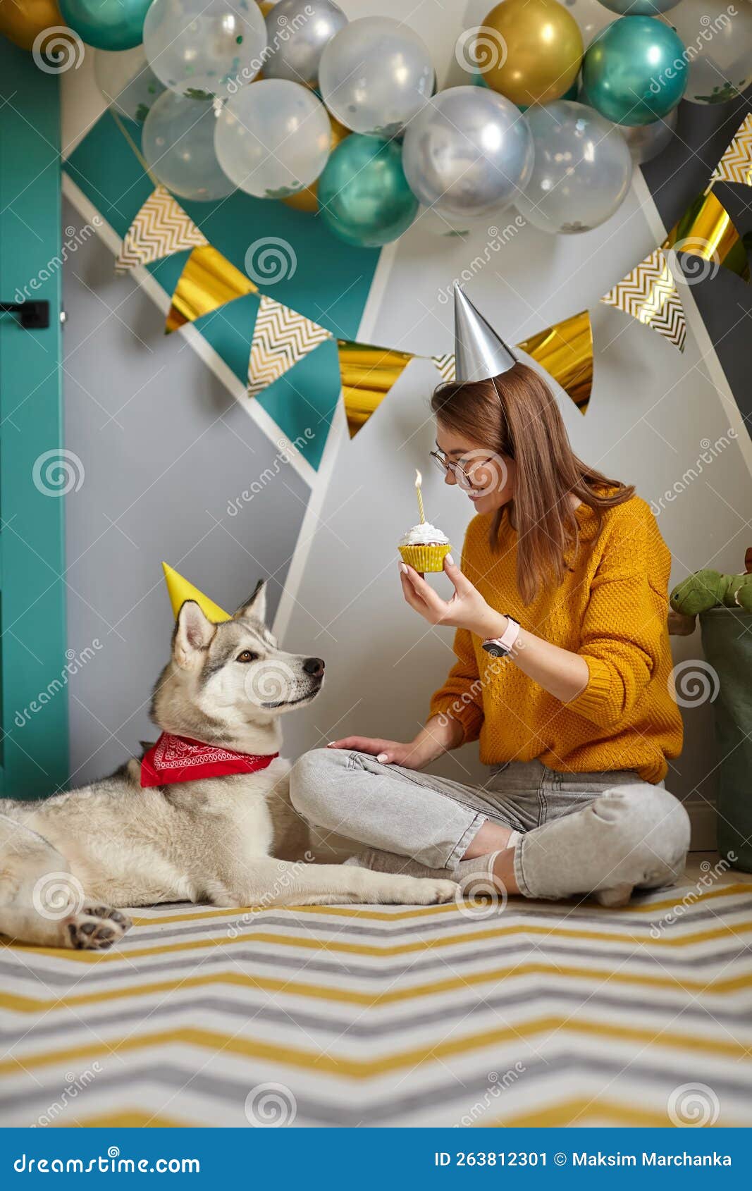 Mujer De Fiesta De Cumpleaños De Mascotas De Perro Felicitando a Su Mascota  Con Quequitos De Cumpleaños Feliz Imagen de archivo - Imagen de disfrute,  animal: 263812301