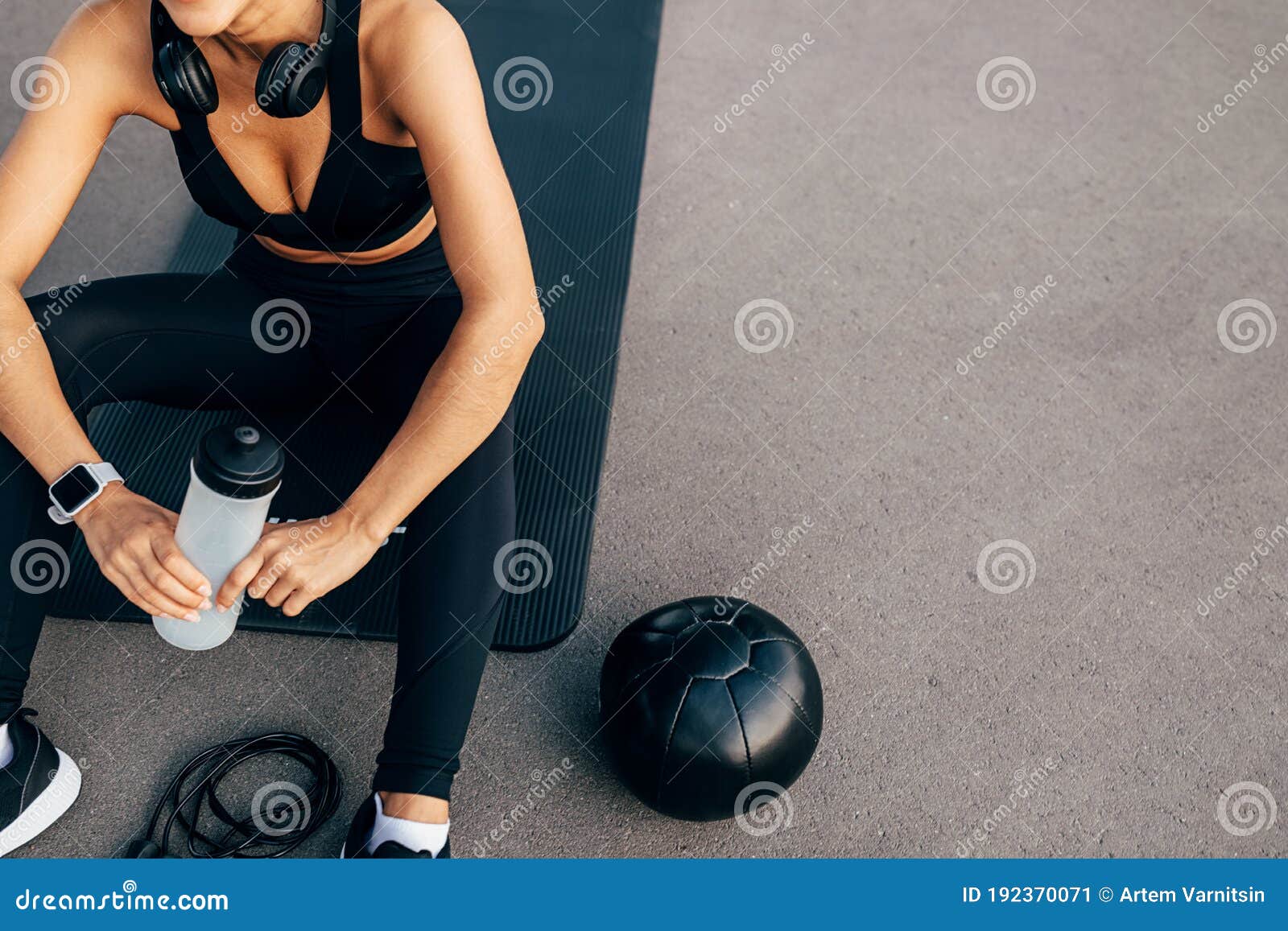 https://thumbs.dreamstime.com/z/mujer-de-fitness-irreconocible-sentada-sobre-una-alfombra-en-estado-f%C3%ADsico-y-sosteniendo-botella-agua-despu%C3%A9s-del-entrenamiento-192370071.jpg