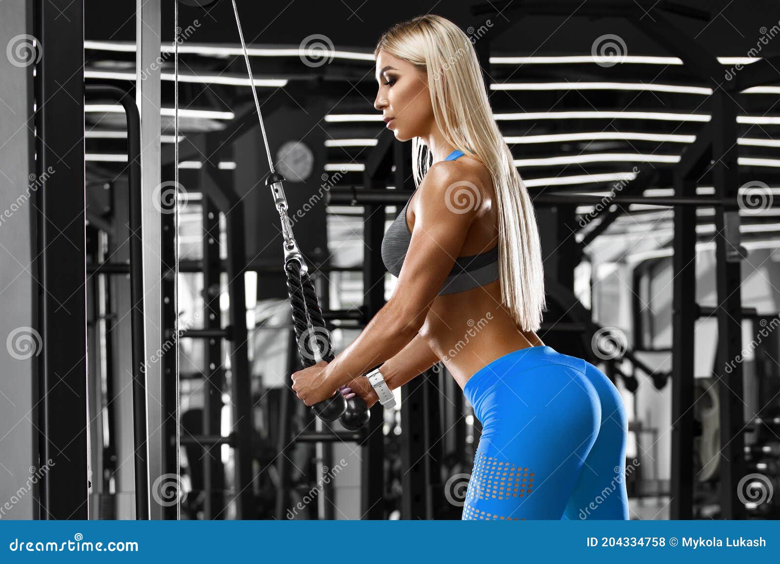 Entrenamiento De Salto De Mujer Fitness. Hermosa Chica Atlética