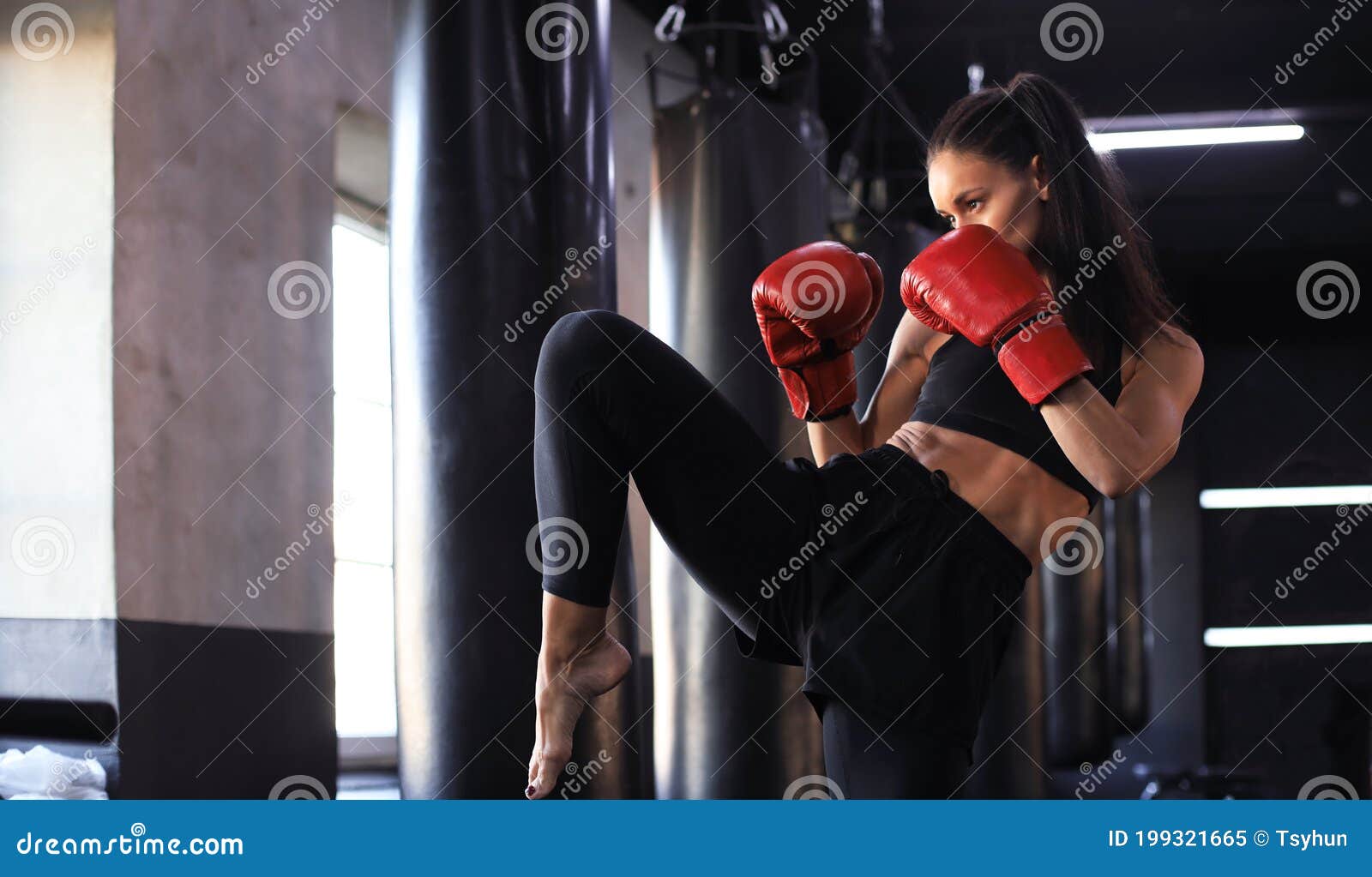 Mujer con guantes de boxeo rojos, guante de boxeo kickboxing