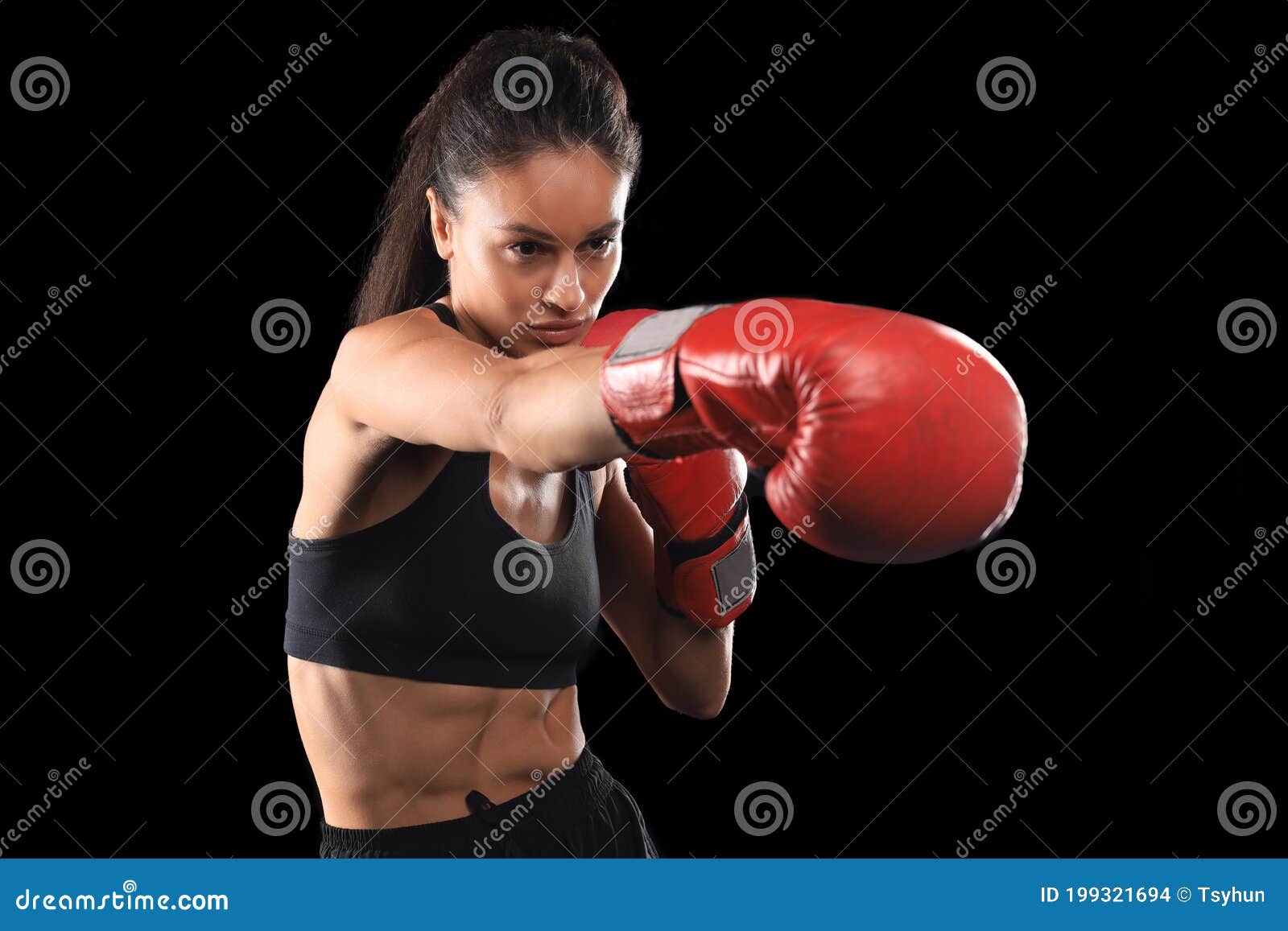 Mujer De Kickboxing En Activa Y De Kickboxing Rojo En Fondo Negro Representando Un Tiro De Artes Marciales Foto de archivo - Imagen de sacador, 199321694