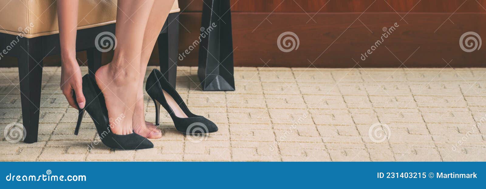 Mujer De La Compra Zapatos Con Tacones Altos Zapatos En Casa Comprando Ropa De Ropa De Moda Estiércol Elegante Imagen de - de nuevo, sitio: 231403215
