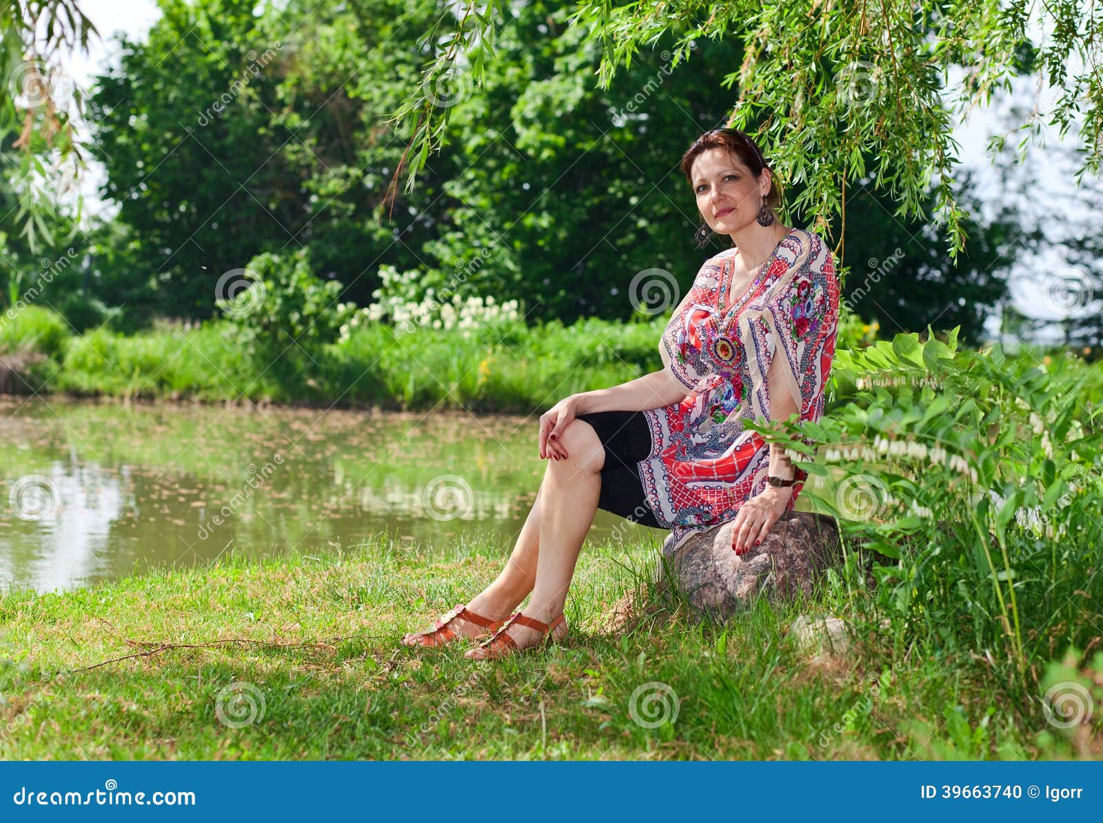 Mujer de la Edad Media en parque. La mujer de la Edad Media tiene un resto en parque