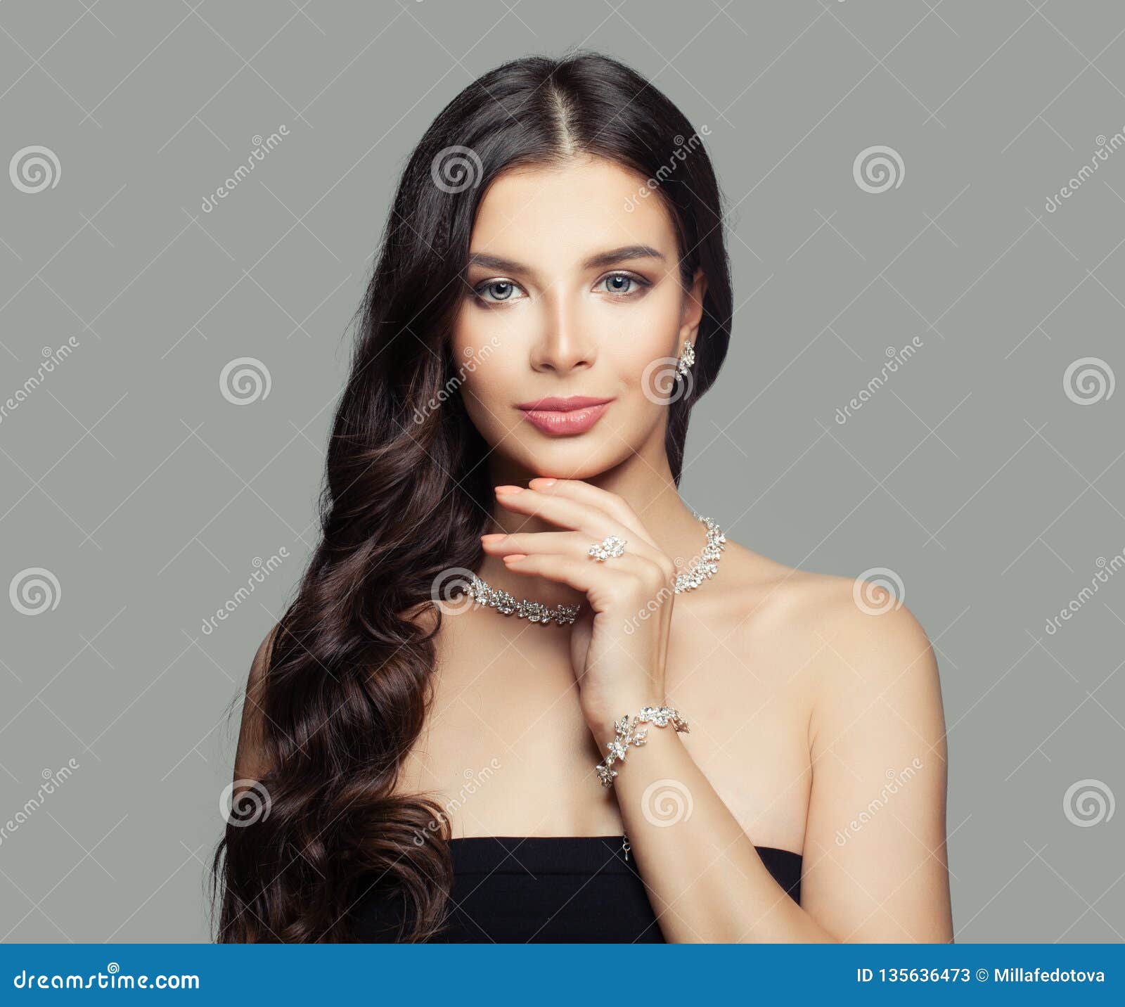 Por Mesa final Víspera de Todos los Santos Mujer De La Joyería Mujer Joven Con Maquillaje, Pelo Rizado Y Anillo De  Diamante Largo, Collar Y Pendientes Imagen de archivo - Imagen de modelo,  lujo: 135636473