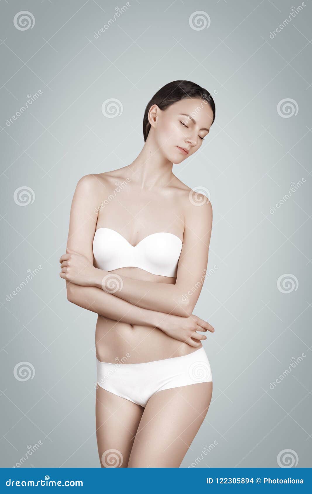 Mujer De La Manera Ropa Interior Blanca De La Interior Del Bañador Del Bikini Foto de archivo - de hembra, retrato: 122305894