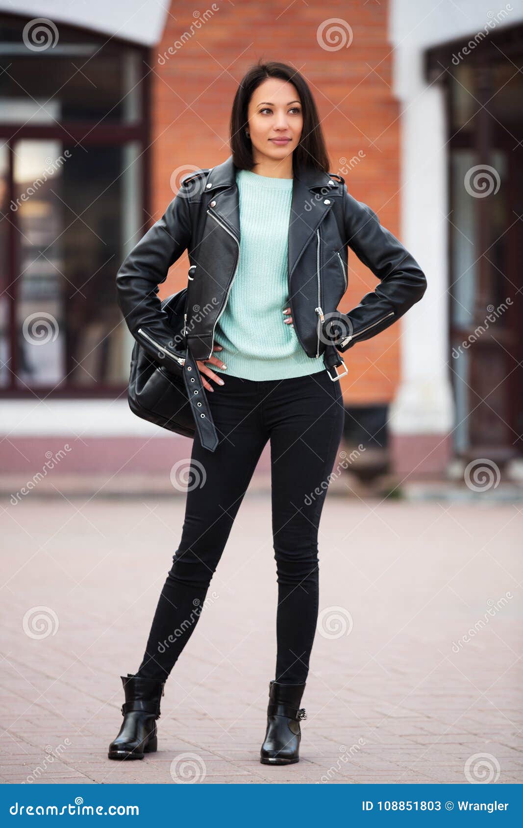 Mujer De La Moda De Los Jóvenes En Chaqueta De Cuero Negra Que Camina En  Calle De La Ciudad Imagen de archivo - Imagen de manera, humano: 108851803