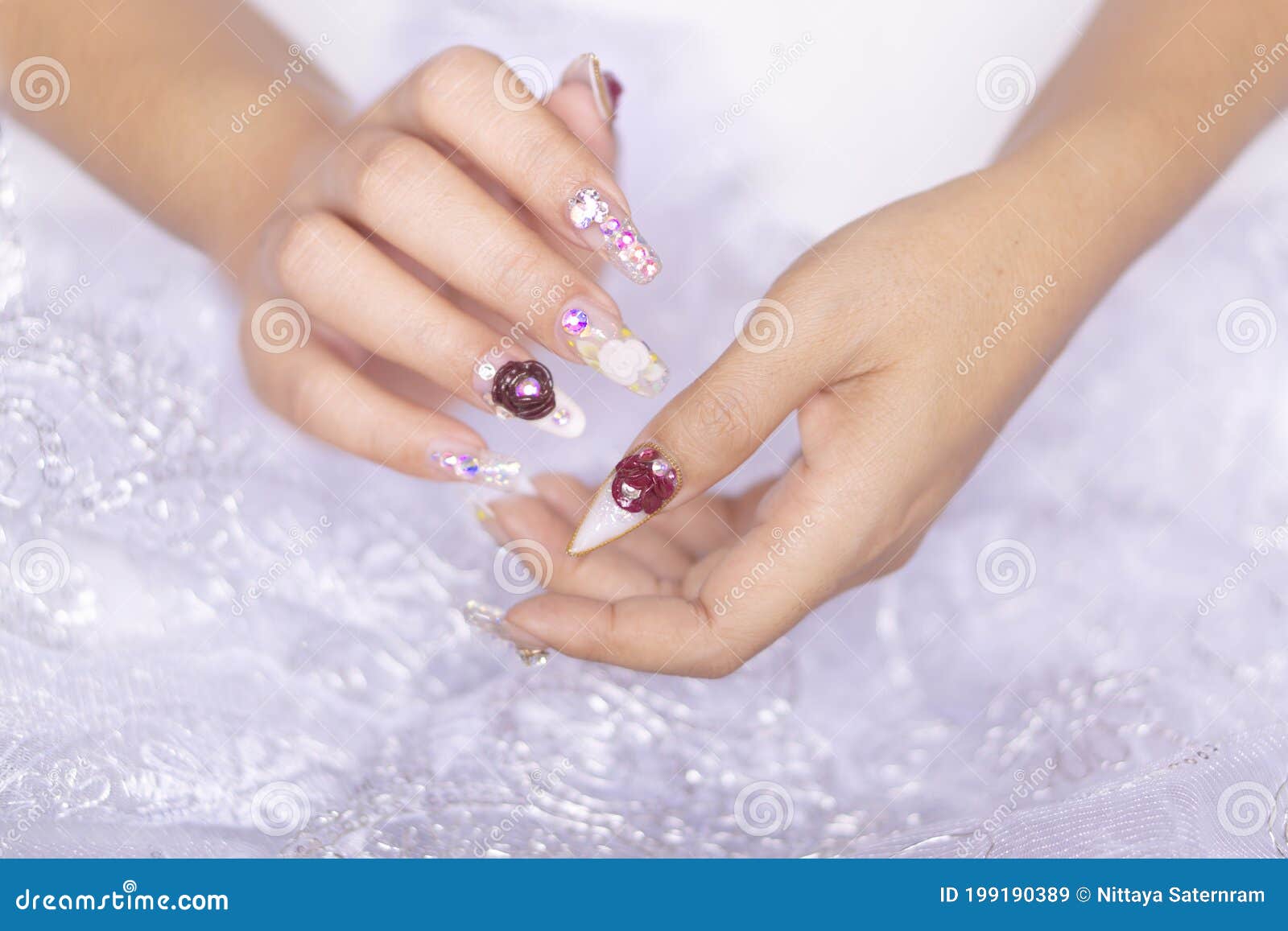 Mujer De La Moda Pintura De Uñas Con Uñas De Gel De Color Blanco Largo Y  Acrílico Adornado Con Adorable Flor De Rosa 3D Brillante Imagen de archivo  - Imagen de vida,