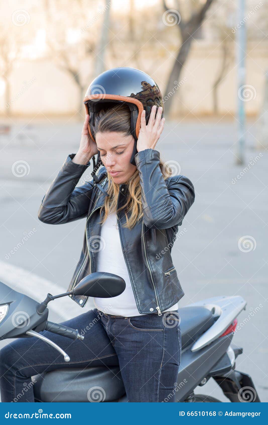 Mujer De La Moto En La Vespa Con El Casco Foto de archivo - Imagen de motor: 66510168