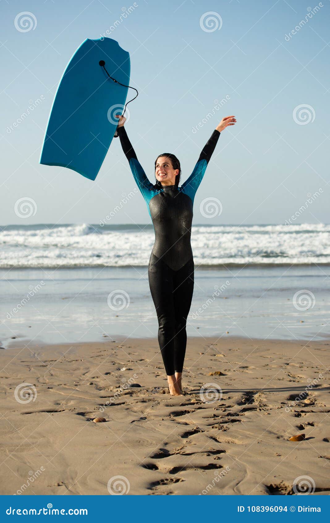 Mujer De La Persona Que Practica Surf Se Con Bodyboard En La Playa Foto de archivo - Imagen de éxito, deporte: