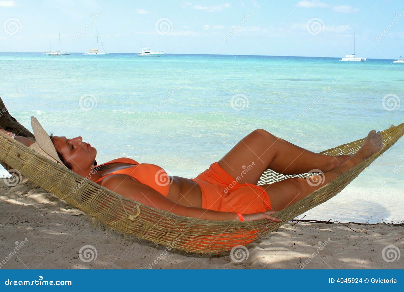 Mujer De La Playa De La Hamaca Foto de archivo - Imagen de playa, tatuado: 4045924