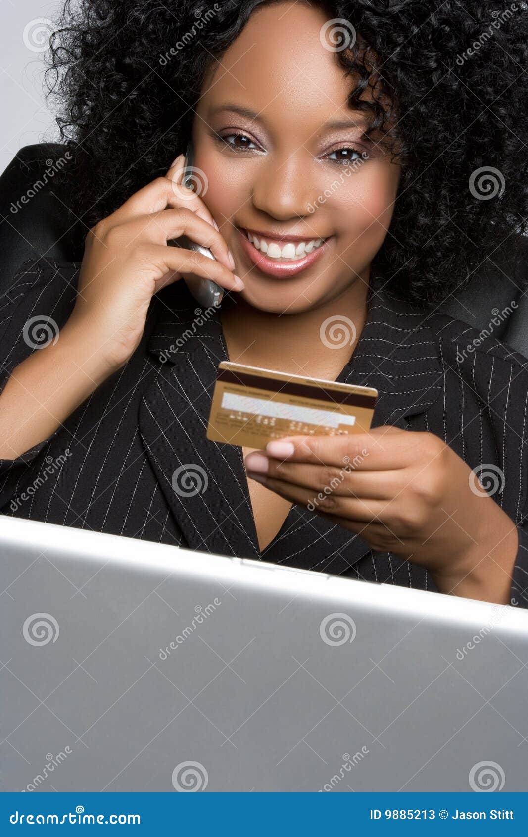 Mujer de la tecnología. Mujer de la tarjeta de crédito del teléfono de la tecnología