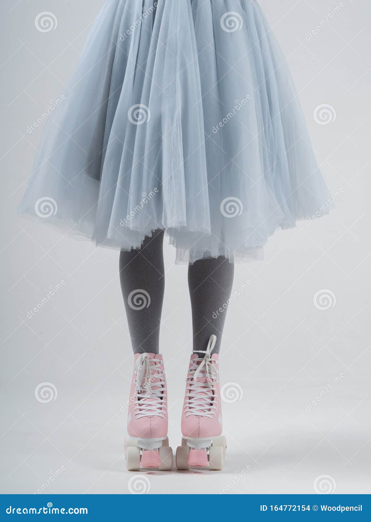 Mujer De La Vista Frontal Parada En Un Rodillo Rosa Zapatos Y Falda Azul  Pastel, Cuerpo Recortado En Un Fondo Blanco Foto de archivo - Imagen de  elegancia, mano: 164772154