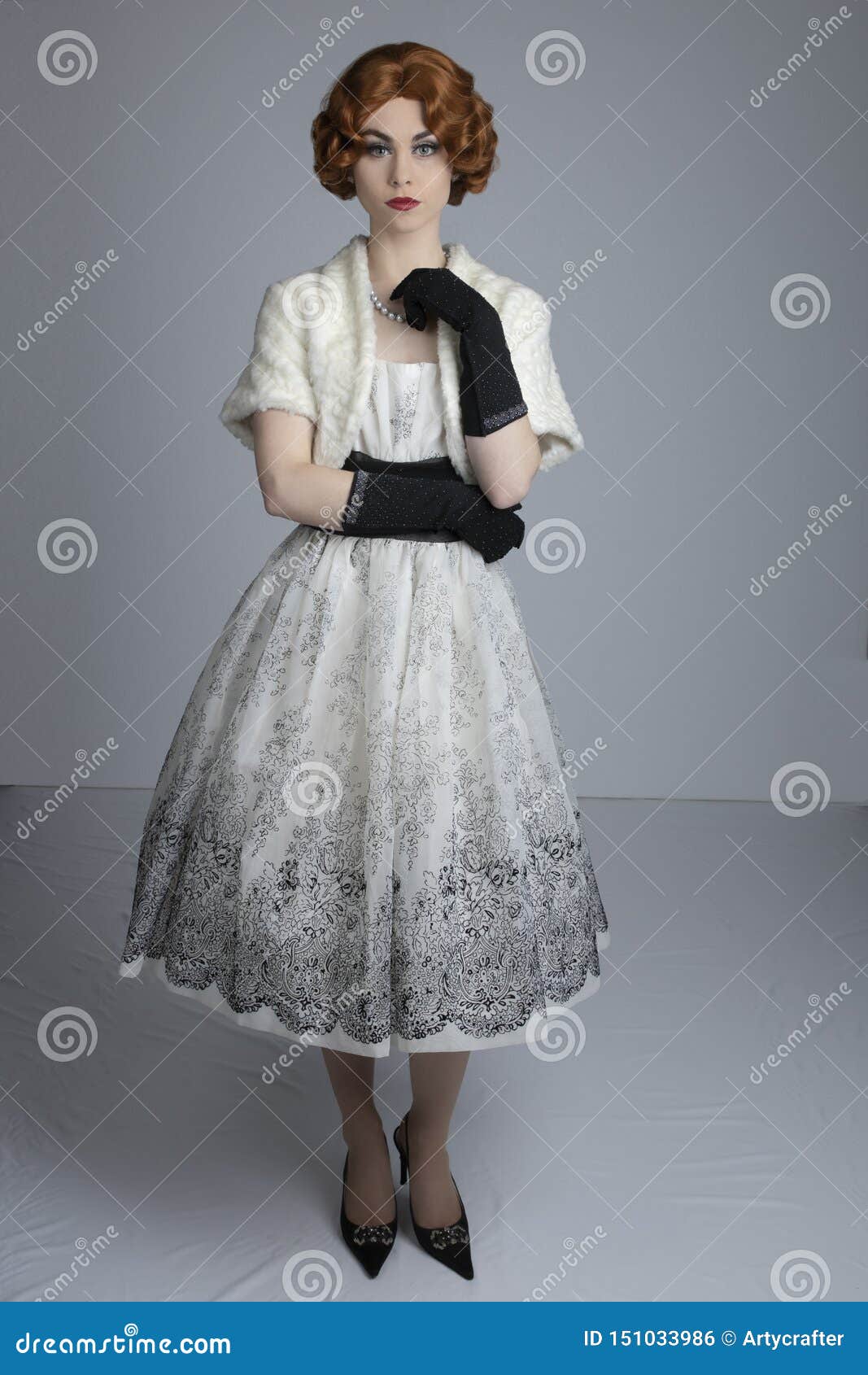 Mujer De Los Años 50 El Vestido Blanco Y Negro Lleva Una Estola De Piel Foto de archivo - Imagen de cinta, perlas: 151033986
