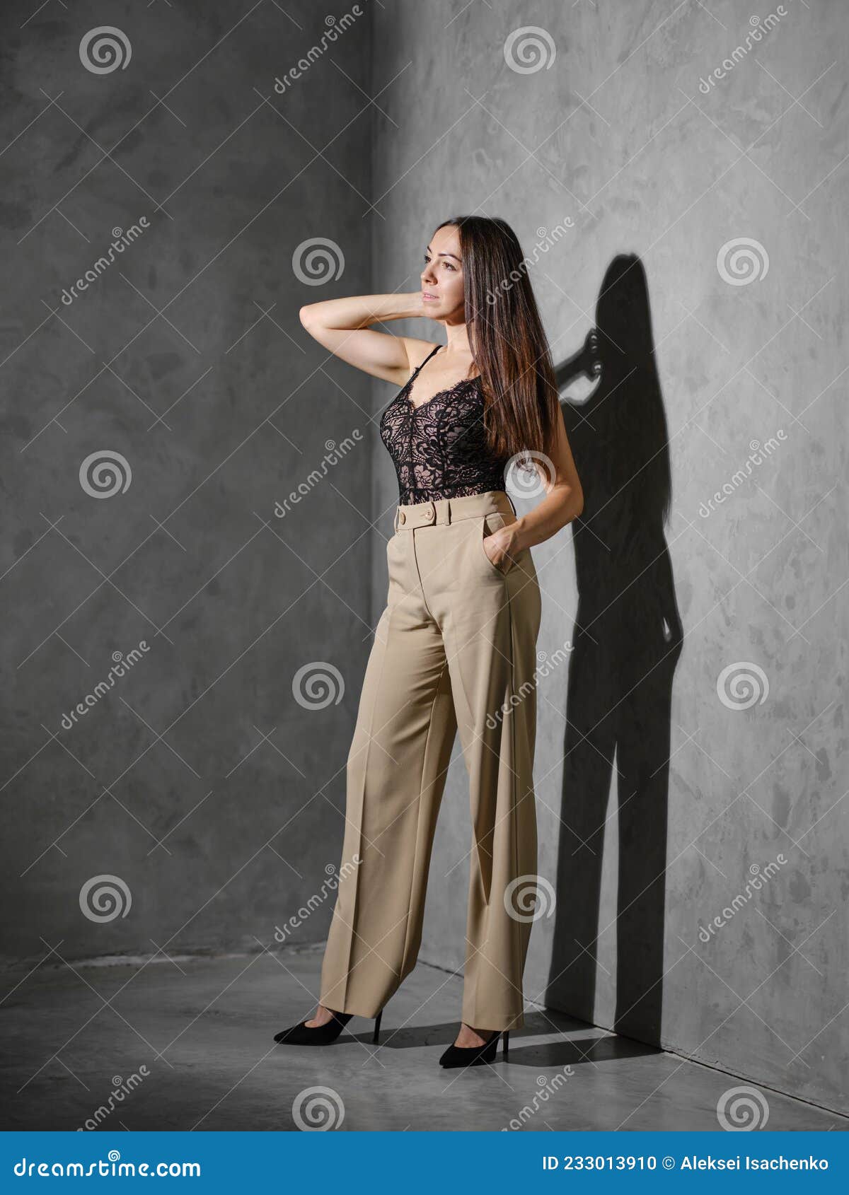 seriamente Fruncir el ceño Barón Mujer De Mediana Edad Con Pantalones Largos En La Esquina Foto de archivo -  Imagen de envejecido, retrato: 233013910