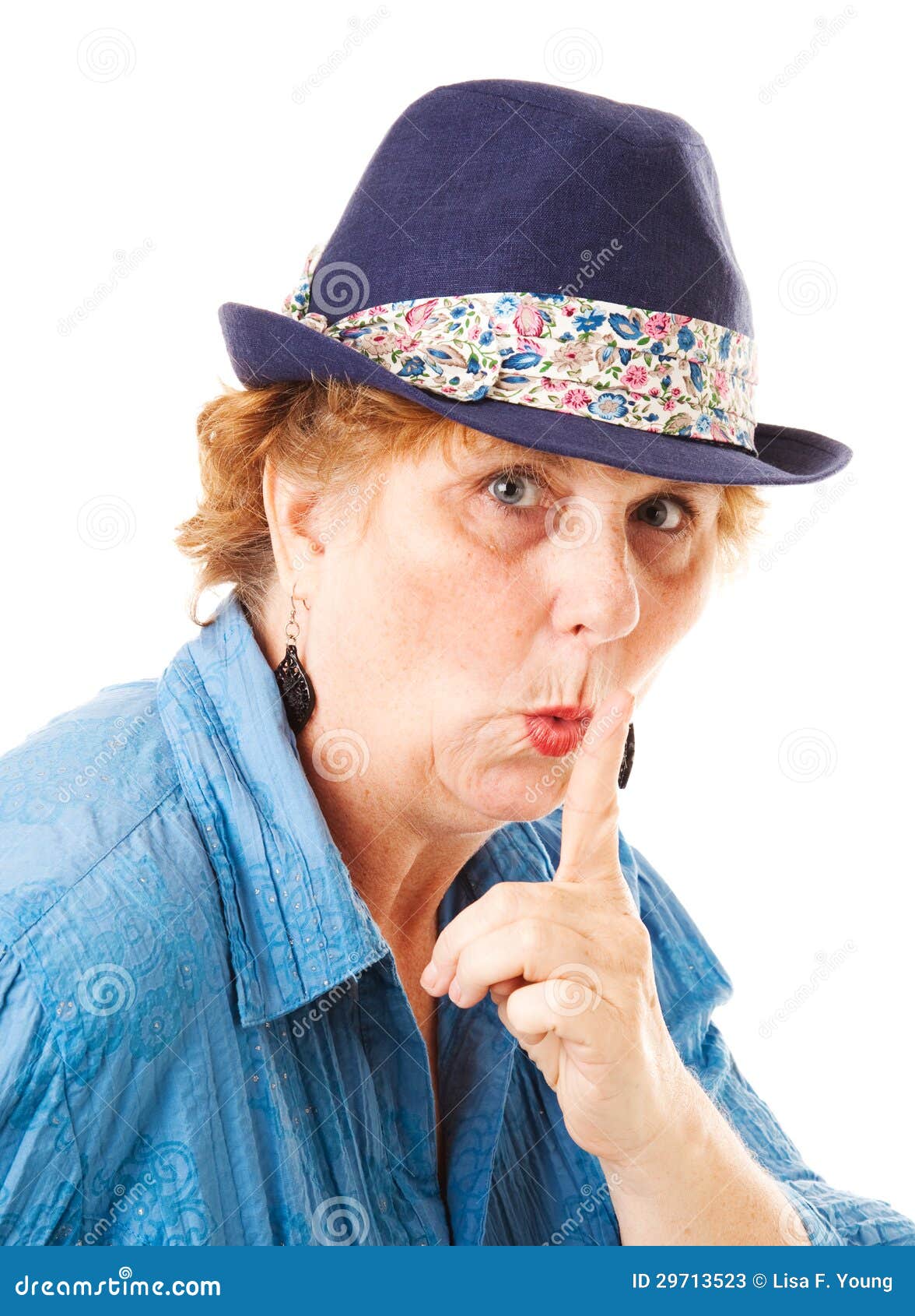 Mujer de mediana edad - silencio del silencio. Mujer de mediana edad que pone su dedo a sus labios en un gesto hushing. Aislado en blanco.