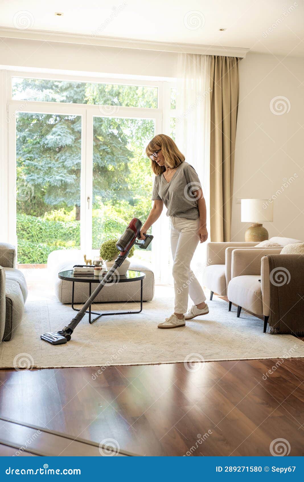 Mujer De Mediana Edad Que Usa Aspiradora Y Lava Alfombras En Casa Foto de  archivo - Imagen de casero, adentro: 289271580