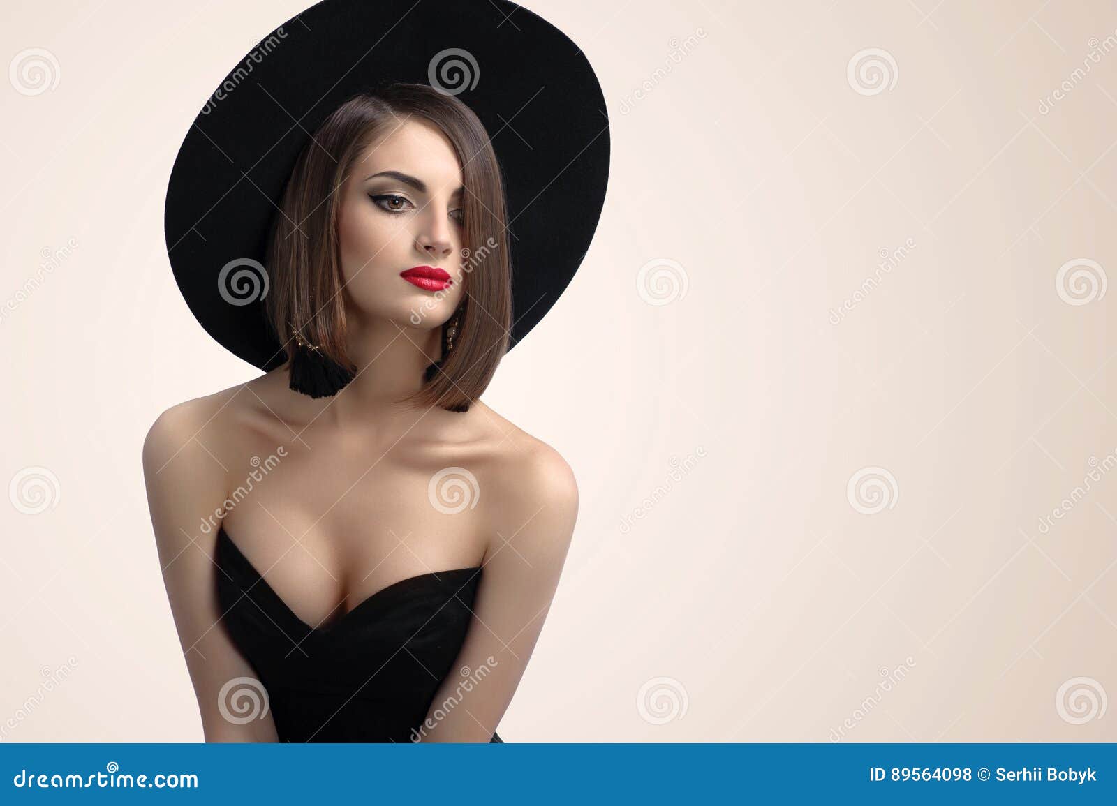 llenar Paleto herramienta Mujer De Moda Elegante Que Presenta Llevando Un Sombrero En Estudio Foto de  archivo - Imagen de hermoso, sano: 89564098