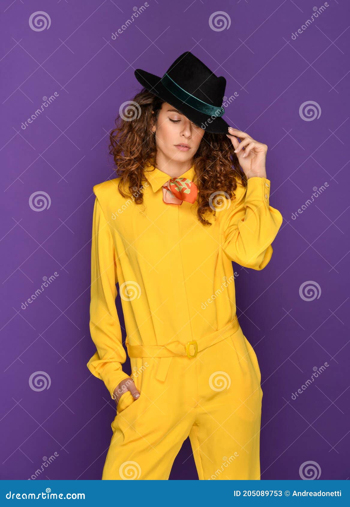 Mujer De Moda En Traje Amarillo 80s Y Imagen de archivo - Imagen de vendimia, 205089753