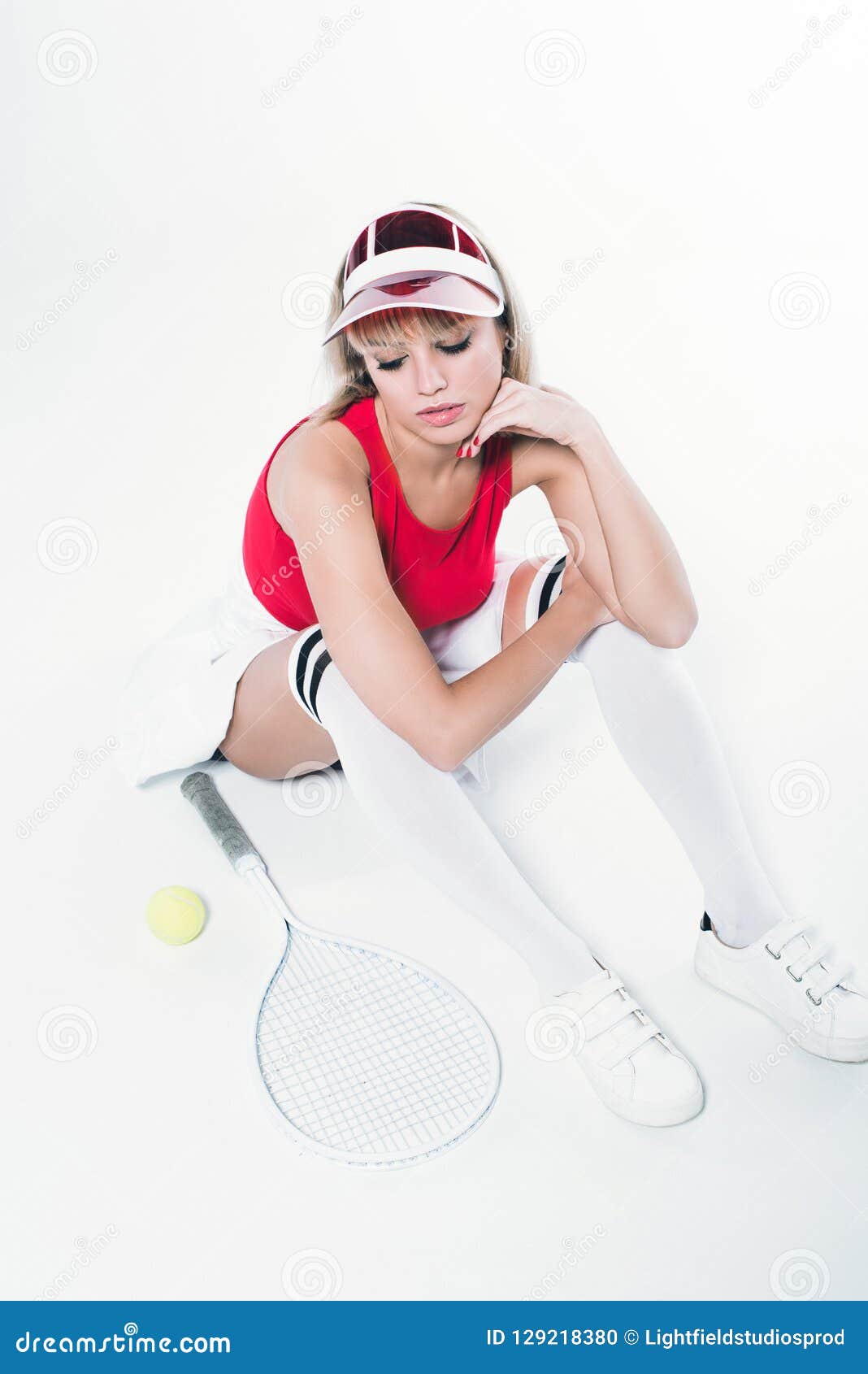 Mujer Moda Pensativa En Ropa De Deportes Con El Equipo Del Tenis Foto de archivo - Imagen de ropas, juego: 129218380