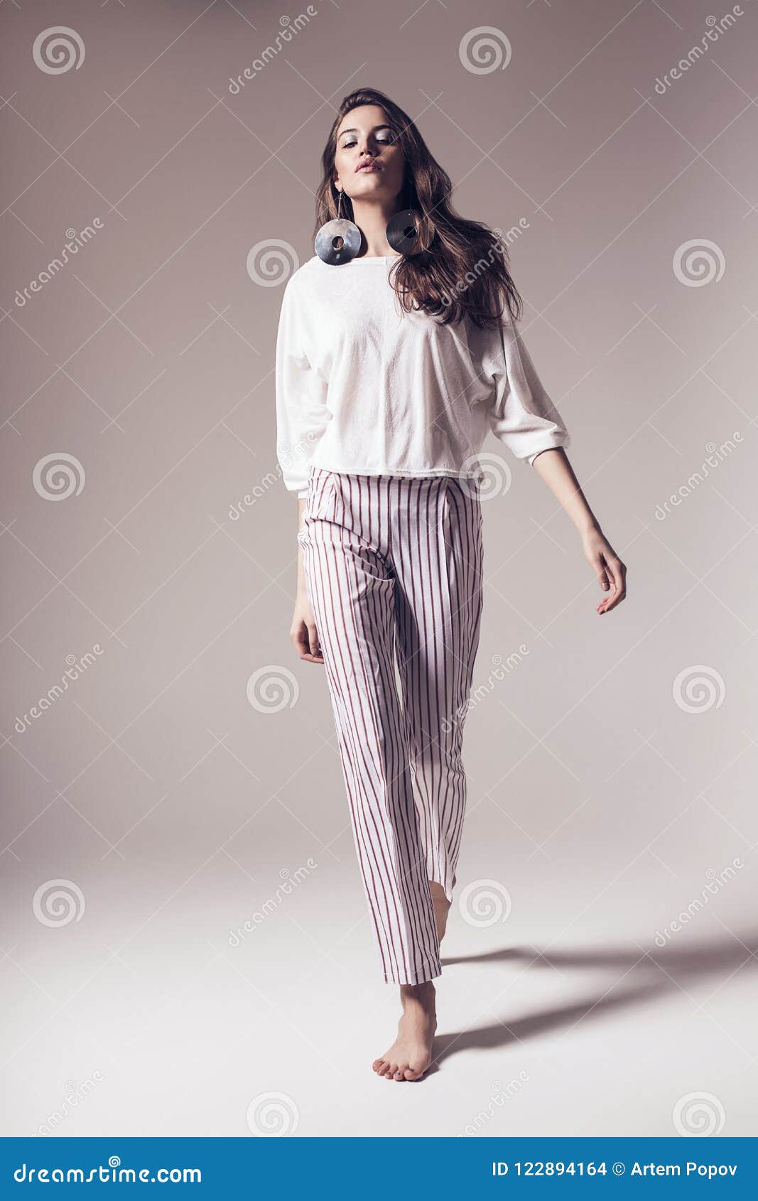 Mujer De Moda Que Camina En Pantalones Rayados Foto de archivo - Imagen de  minimalista, raya: 122894164