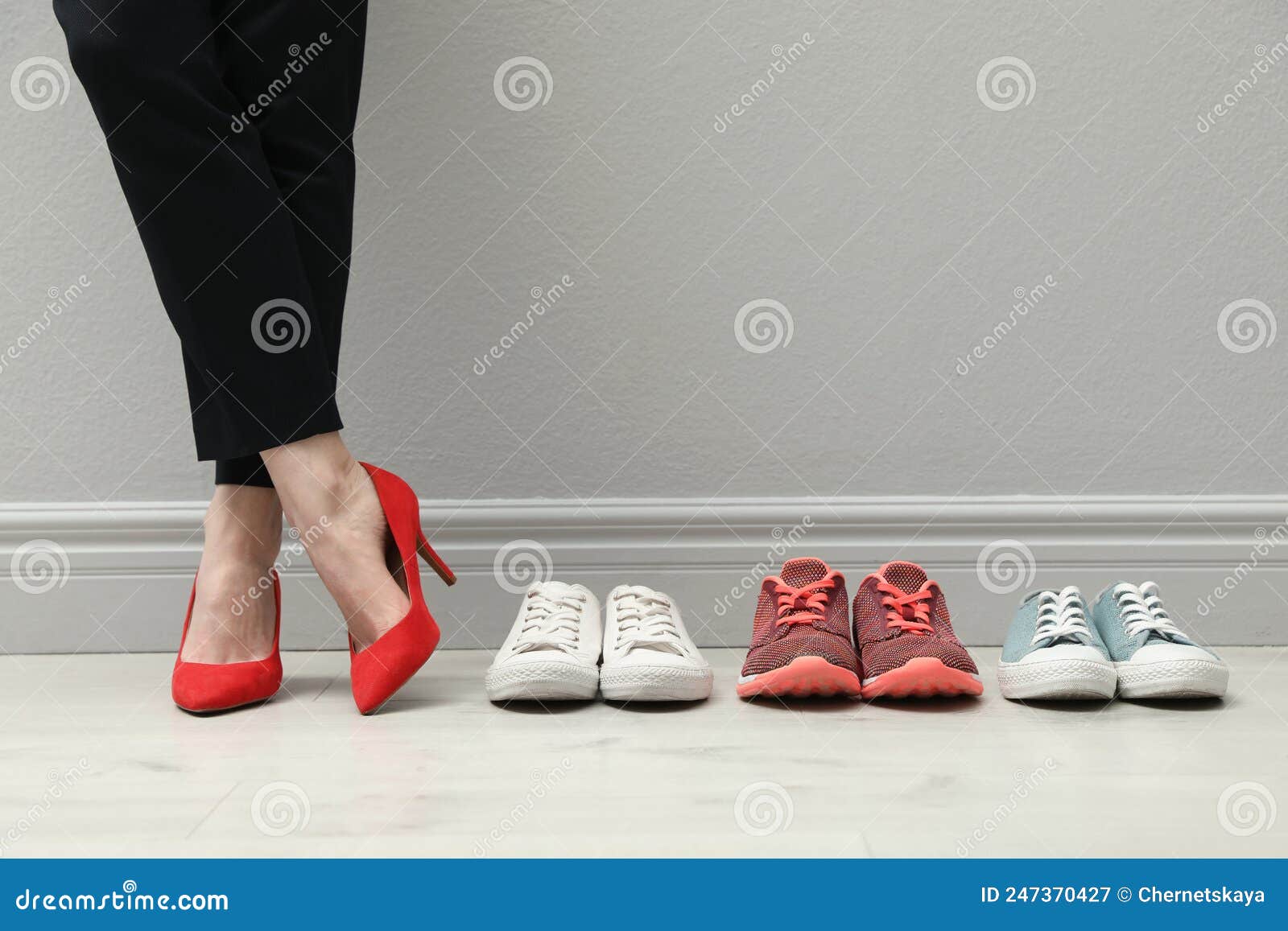 Mujer De Negocios Con Zapatos De Tacón Alto Cerca De Diferentes Zapatillas Cómodas En El Armario Imagen de archivo - Imagen de empresario, comodidad: 247370427