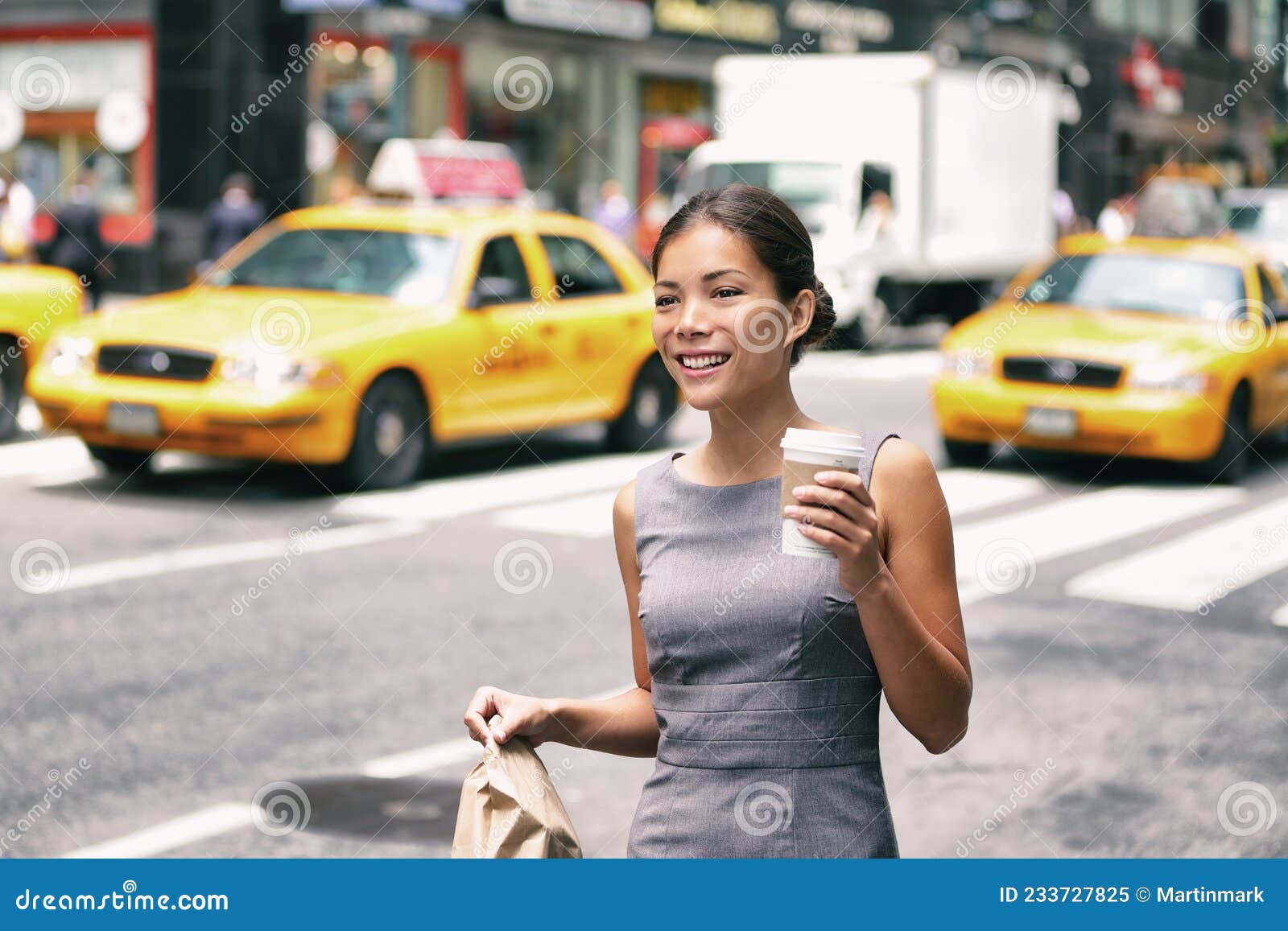 Mujer De Negocios De Nueva York Asiática Caminando Al Trabajo Con Una Bolsa  De Almuerzo En La Mañana, Viajando a Tomar Una Taza De Imagen de archivo -  Imagen de desayuno, muchacha