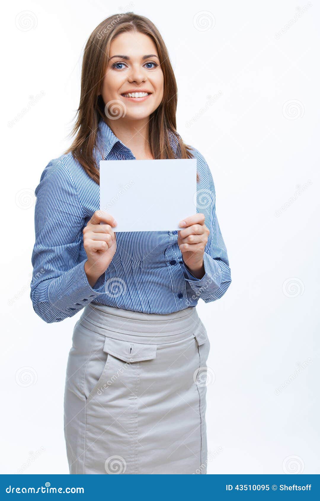 Mujer de negocios sonriente. Mujer de negocios joven sonriente que muestra al tablero en blanco, sobre el fondo blanco aislado