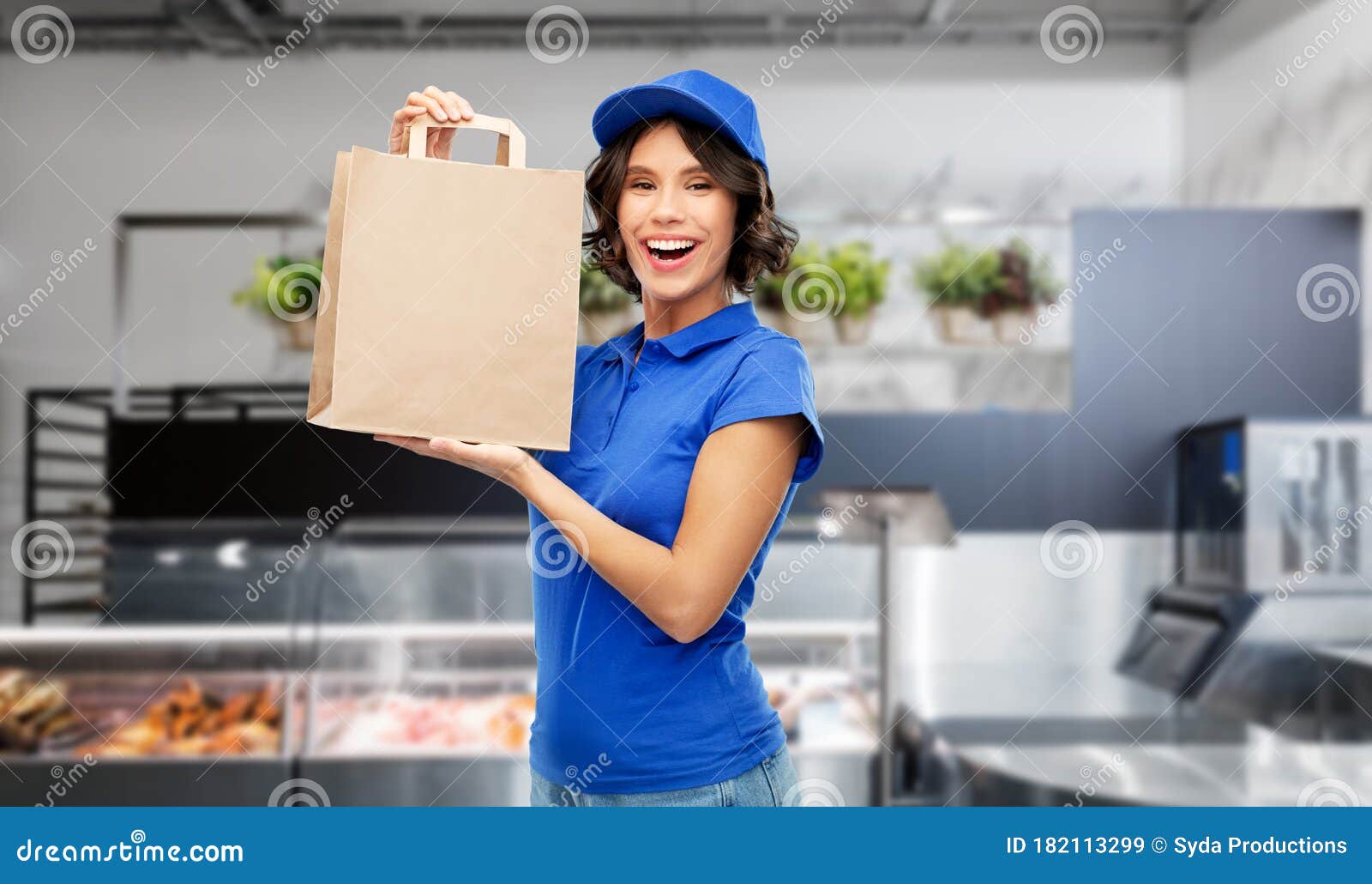 Mujer De Parto Con Comida Para Llevar En Bolsa De Papel Imagen de