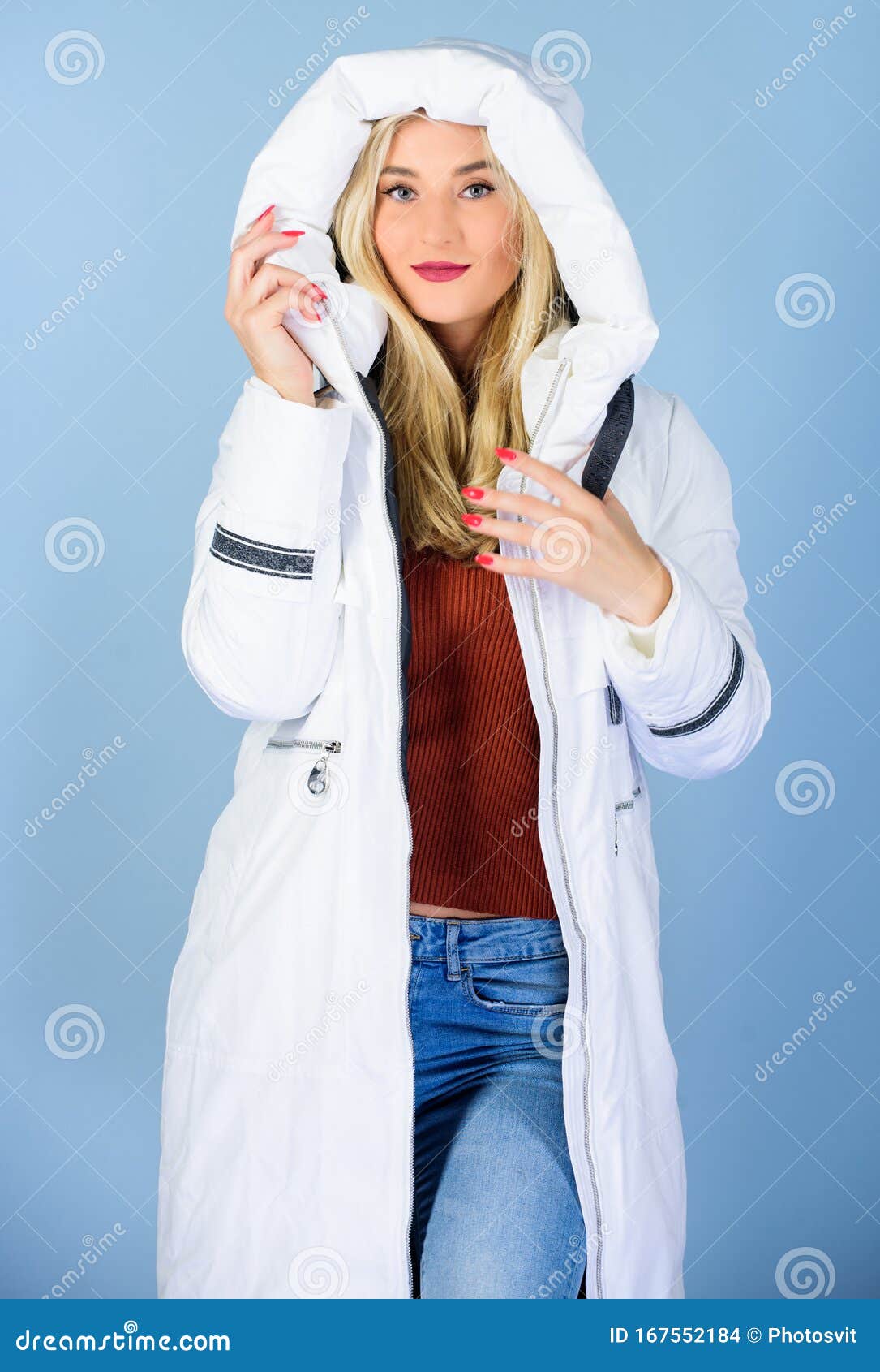 Mujer De Reposo Activa Con Abrigo Abrigo Acolchado Belleza En Ropa De Compras En Temporada Vacaciones De in Foto de - Imagen de escarchado, guantes: 167552184