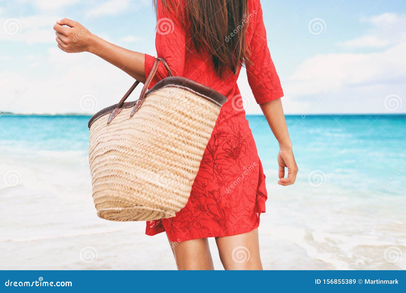 Mujer De Vacaciones De Bolso De Caminando Llevando Cosas En Vacaciones Tropicales Sosteniendo Un Para Accesorios De Ve Imagen de archivo - Imagen de tenencia, estilo: 156855389