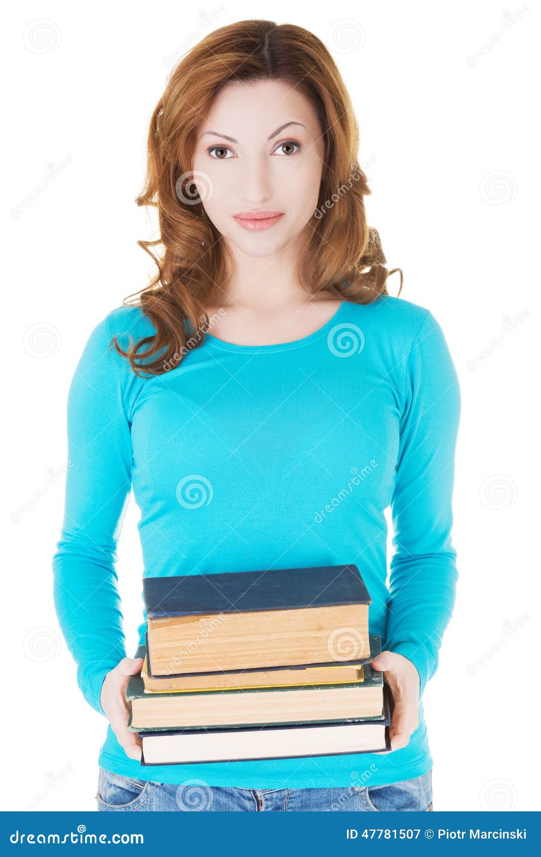 Mujer del estudiante que sostiene los libros pesados