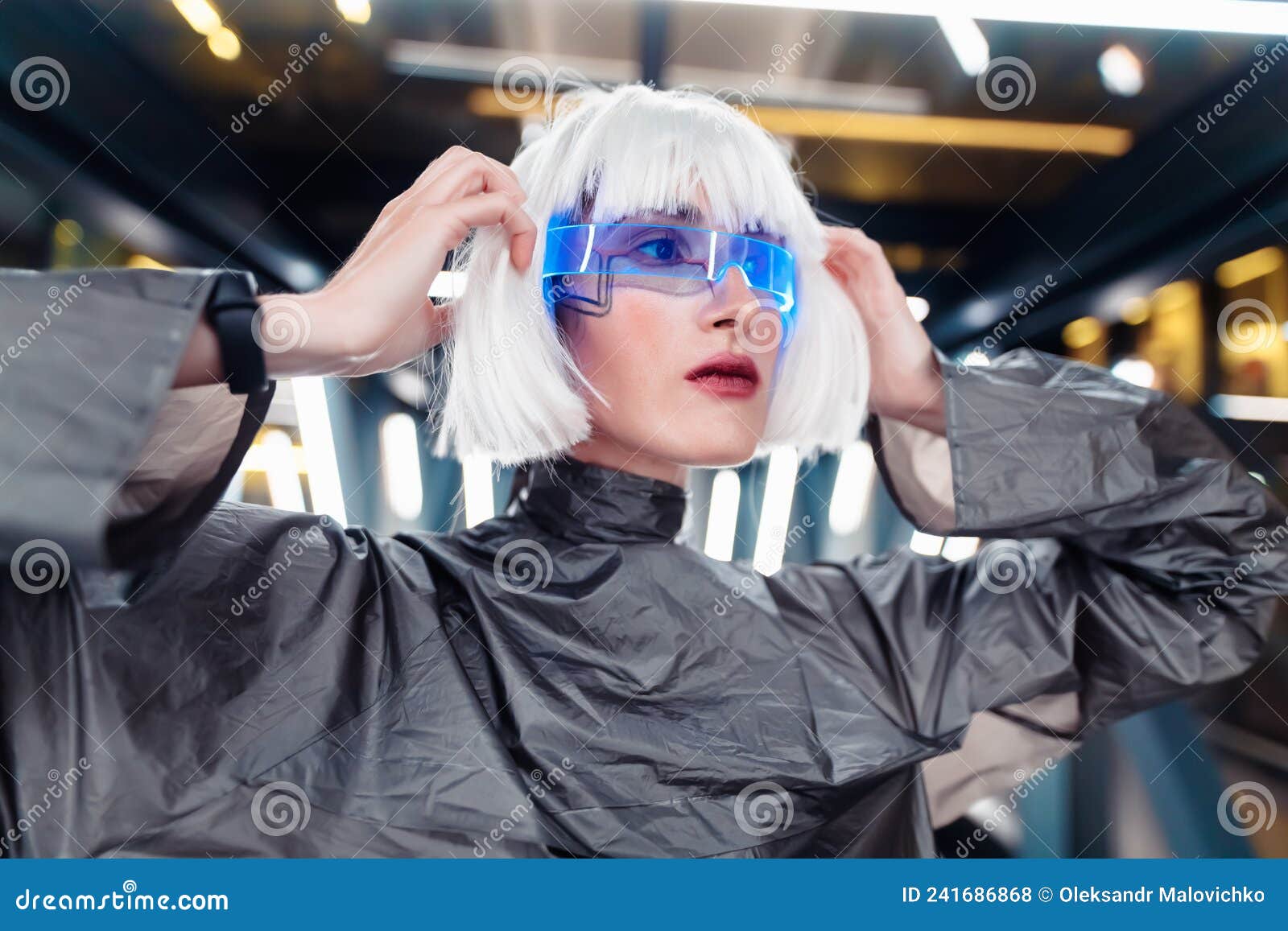 Mujer Del Futuro Con Gafas Futuristas Y Ropa. Foto de archivo - Imagen de  finanzas, robusteza: 241686868