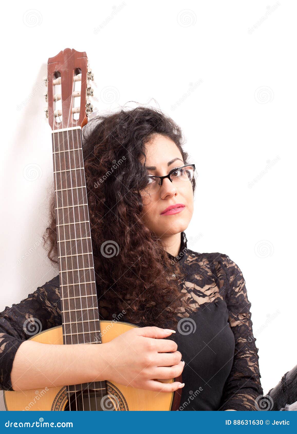 Mujer Del Guitarrista Con La Guitarra Clásica Foto de archivo - Imagen de guitarrista, mujer: 88631630
