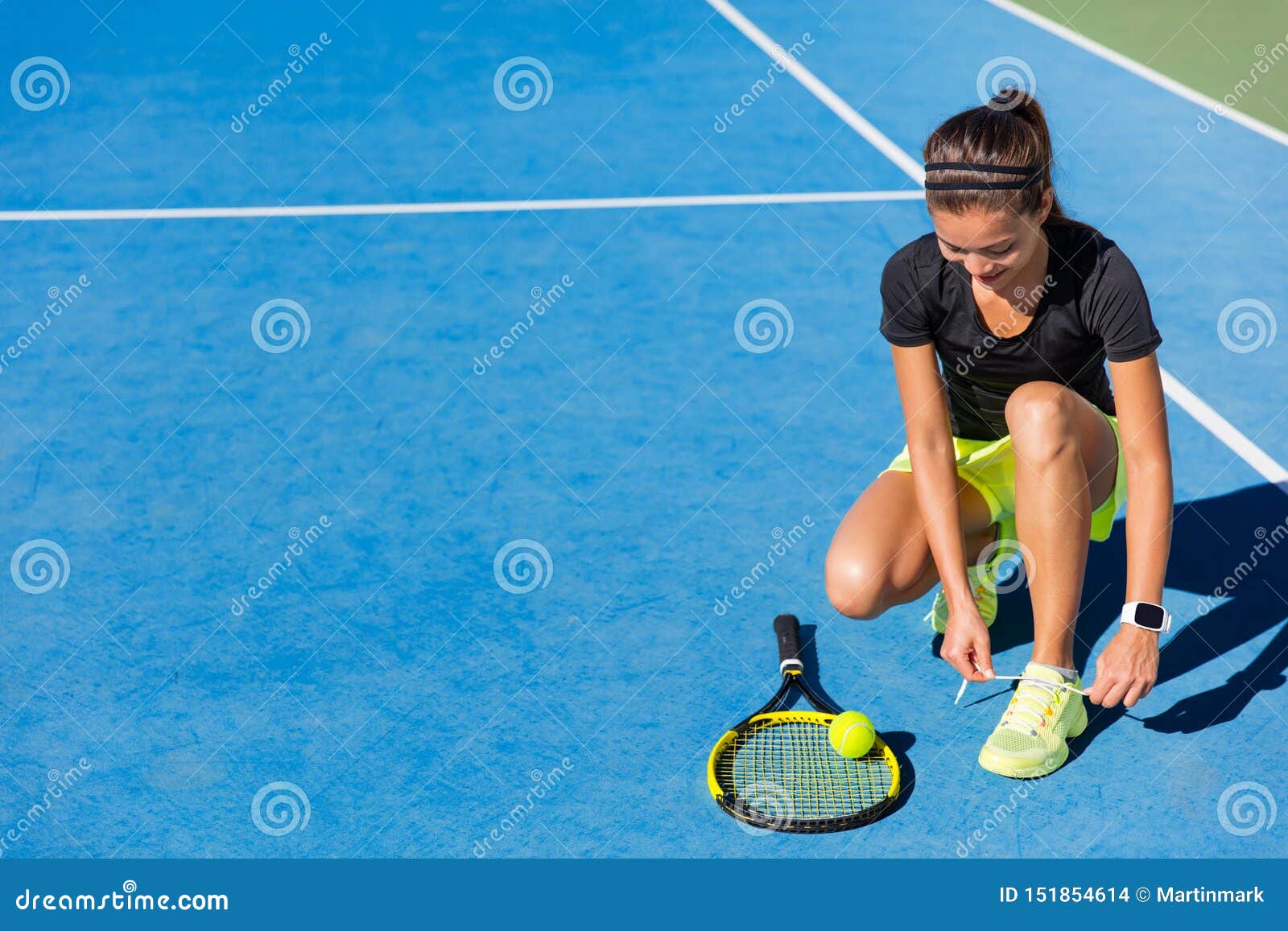 Temprano Ordenado principio Mujer Del Jugador De Tenis Que Ata Cordones De Zapato En Corte Foto de  archivo - Imagen de deportes, jugador: 151854614