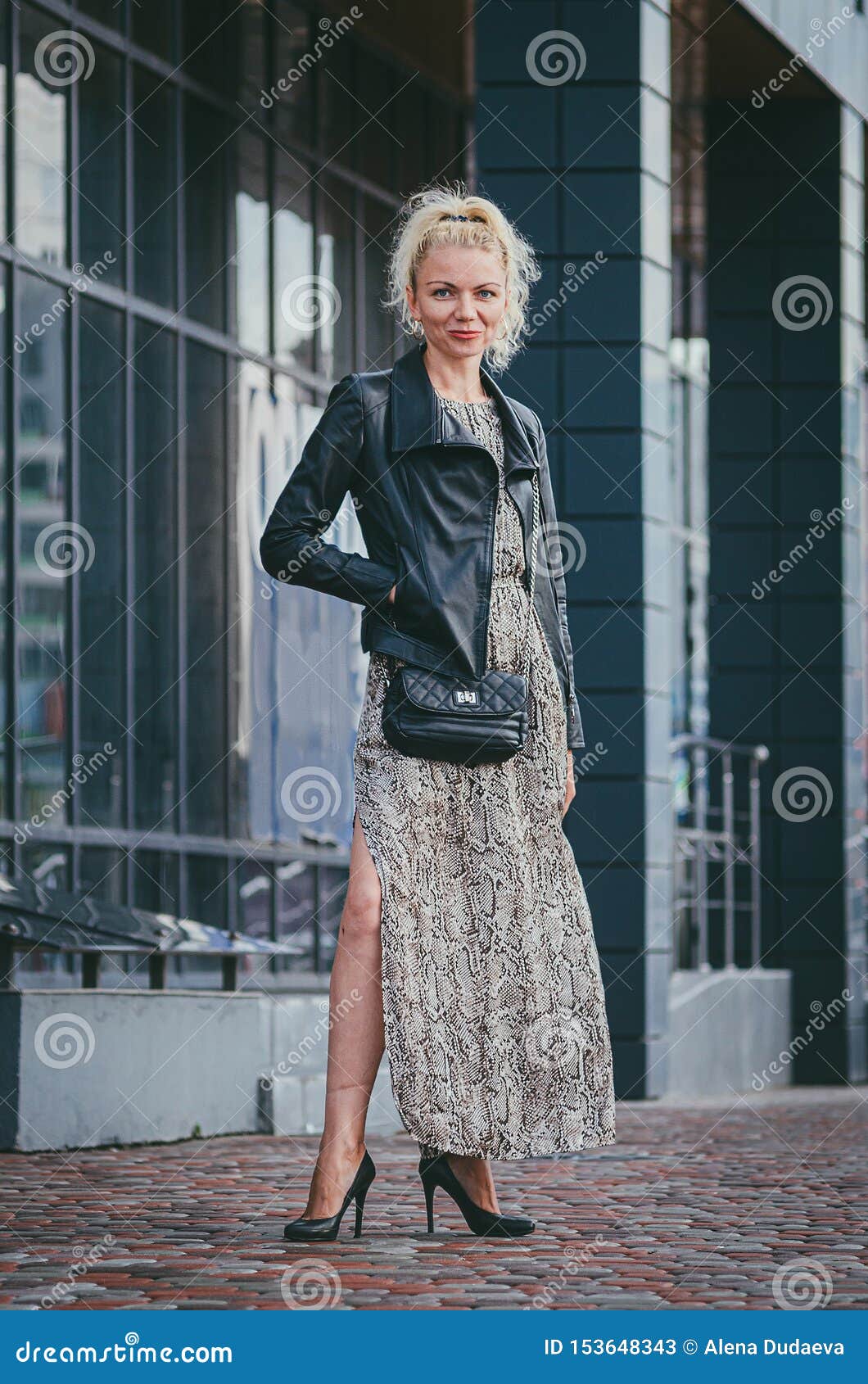 Alta Hermosa En Un Vestido Largo De Moda Con Una Serpiente De La Impresión Del Reptil, En Una Chaqueta De Cue Imagen de archivo - de estilo, modelo: