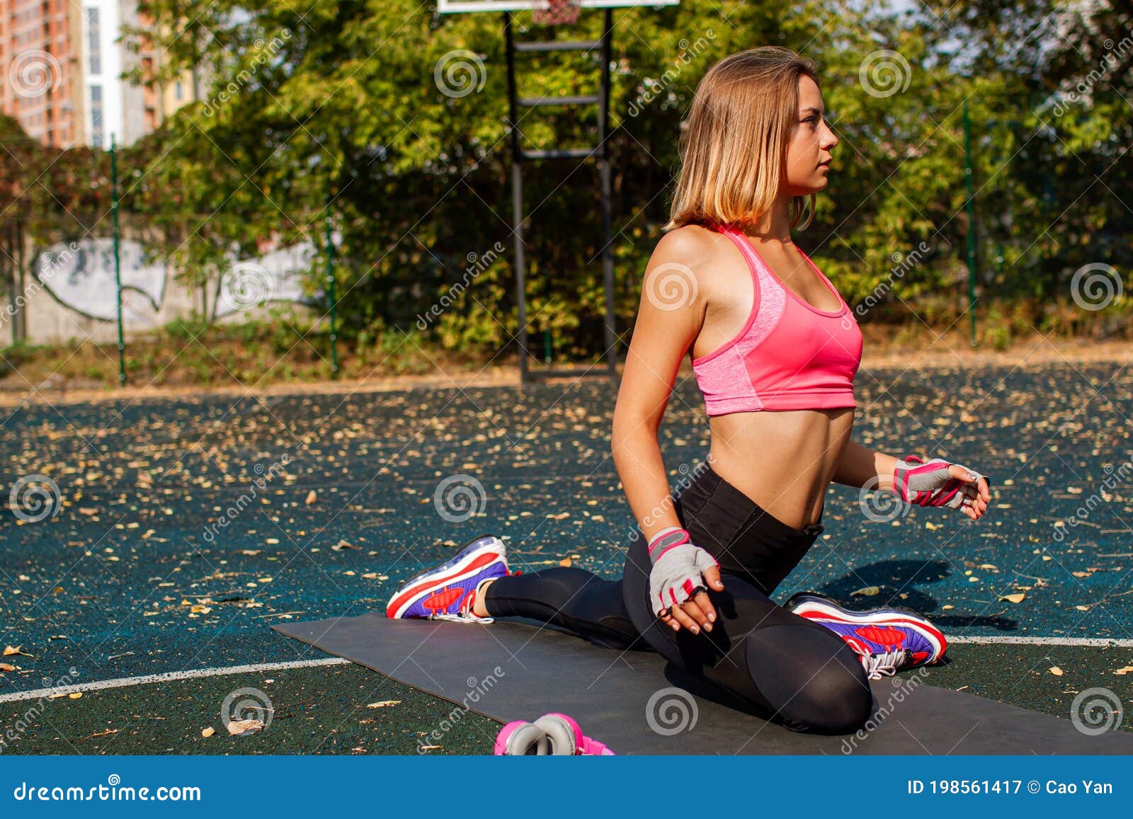 Mujer Delgada En Fitness Durante Su Entrenamiento En El área De