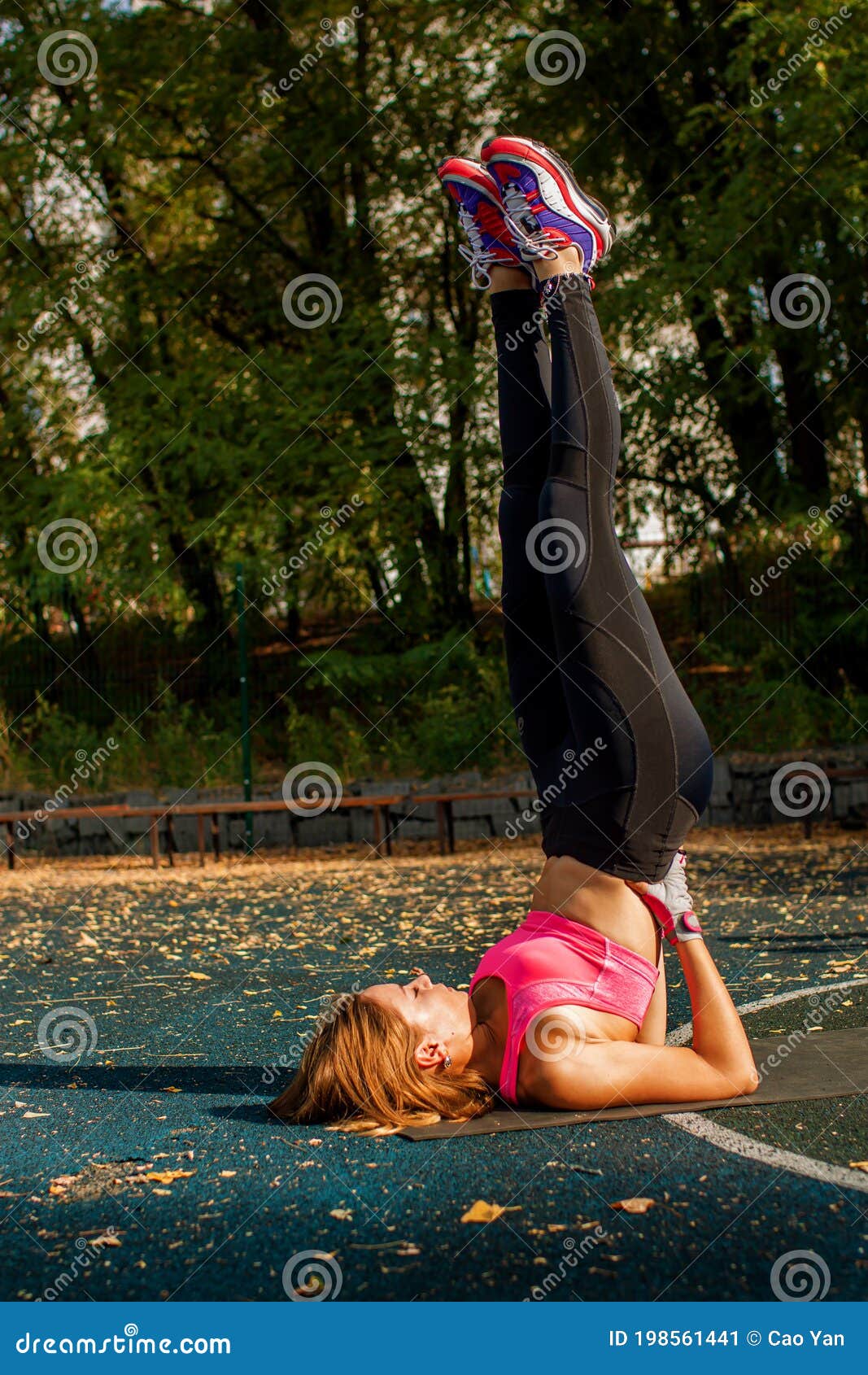 Mujer Delgada En Fitness Durante Su Entrenamiento En El área De Juegos  Deportivos Callejeros Imagen de archivo - Imagen de parque, hembra:  198561441