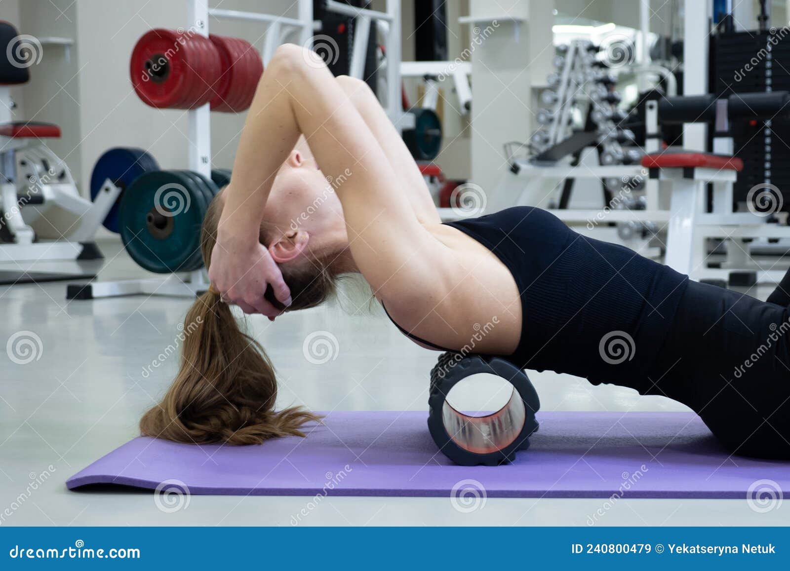 mujer delgada activa con ropa deportiva hace ejercicios de pilates